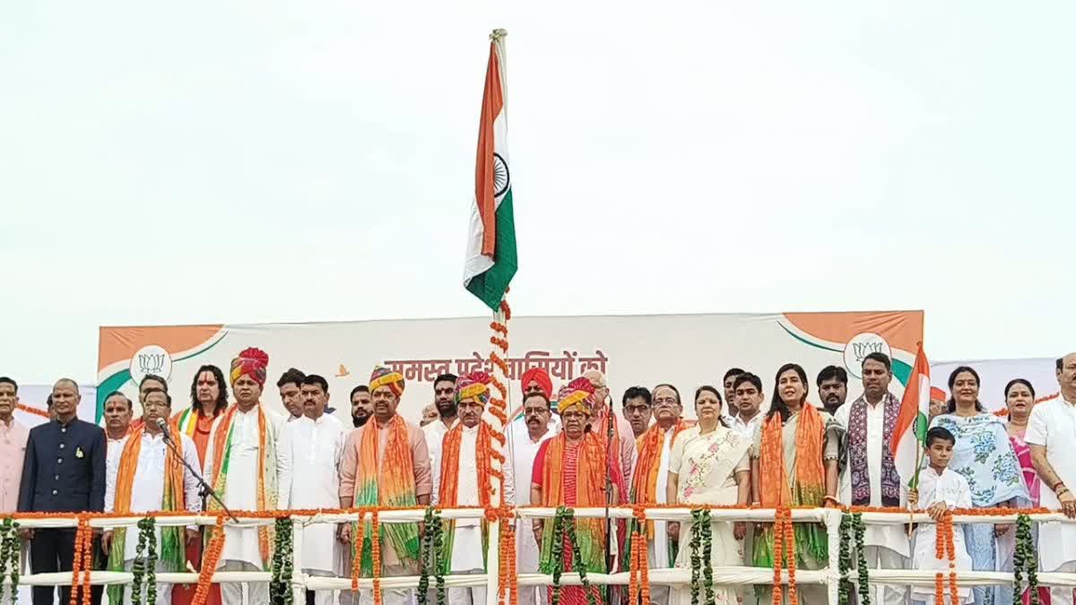 बड़ी चौपड़ पर निभाई गई 73 साल पुरानी परंपरा, अधूरे वंदे मातरम् पर मदन राठौड़ ने मांगी माफी