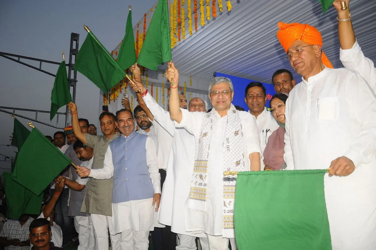 भुज-नई दिल्ली एक्सप्रेस ट्रेन का शुभारंभ, रेलमंत्री अश्विनी वैष्णव ने हरी झंडी दिखाई