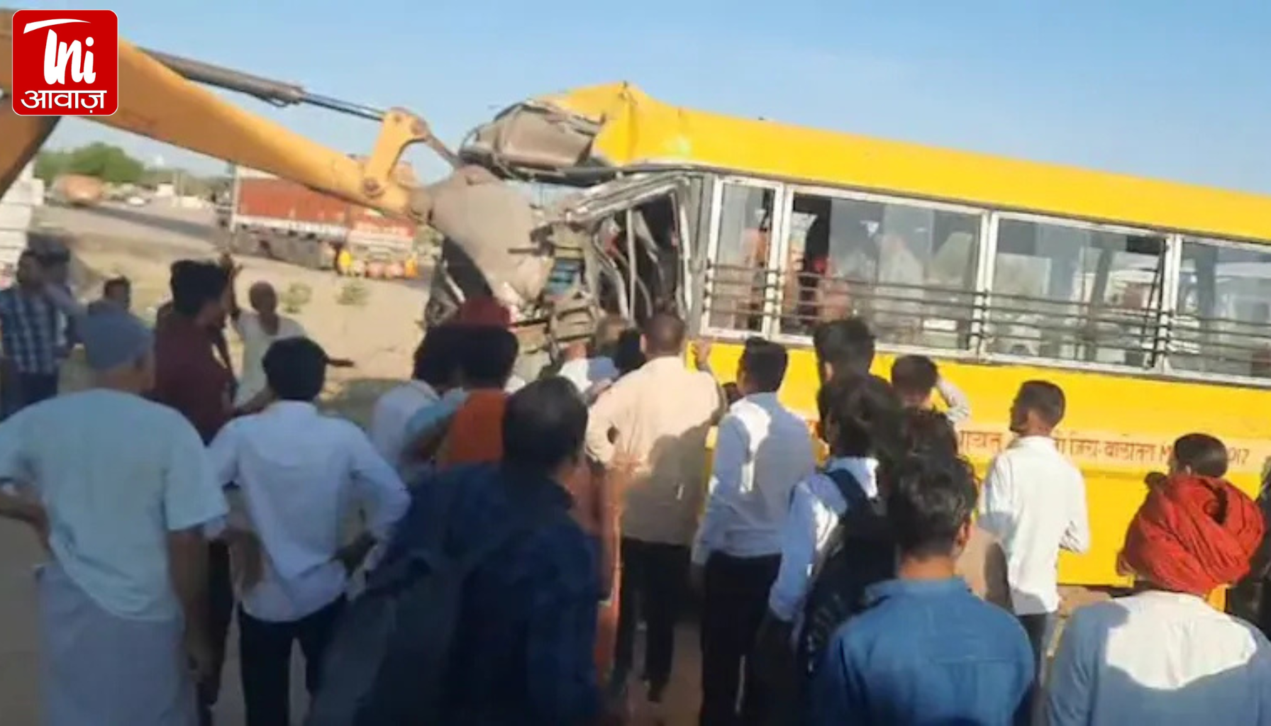 बाड़मेर में स्कूल बस पर मौत का वार: ट्रक की टक्कर से मचा कोहराम, 1 बच्चे की दर्दनाक मौत, 20 घायल