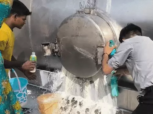 जयपुर-दिल्ली हाईवे पर दूध टैंकर पलटा, 30 हजार लीटर दूध बहा, लोगों में मची लूट