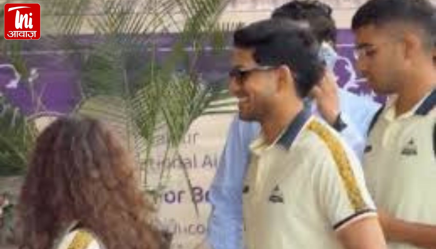 CSK की जर्सी में GT खिलाड़ियों संग फोटो लेने पहुंचा फैन, फिर जो हुआ उसने एयरपोर्ट पर सबको हंसा दिया!