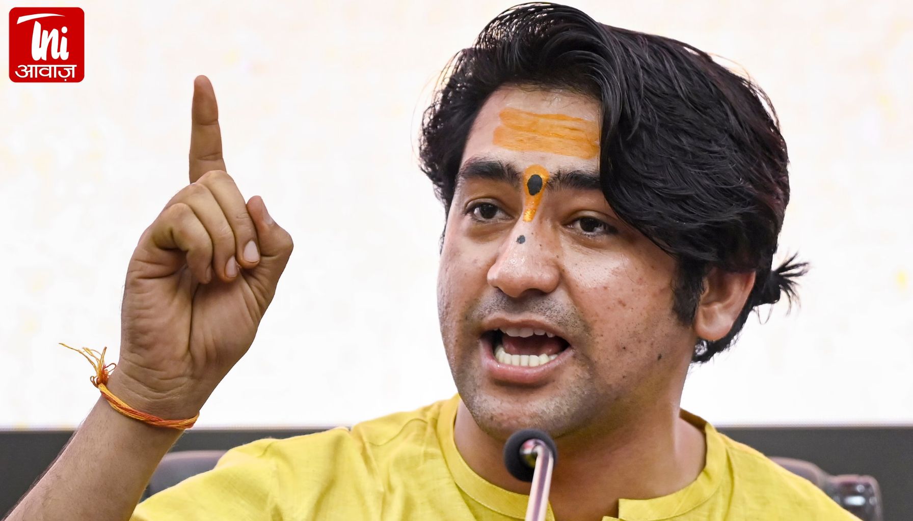 “दुनिया में अशांति, भारत मुस्कुरा रहा” — वाराणसी पहुंचे धीरेंद्र कृष्ण शास्त्री का बड़ा बयान, ट्रंप को बताया भरोसेमंद नहीं