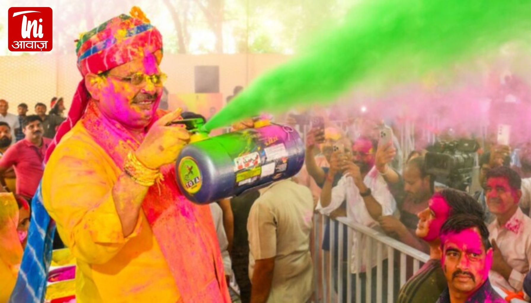 सीएम भजनलाल शर्मा ने आवास पर आम लोगों के साथ खूब मनाई होली, पत्नी गीता शर्मा भी थी साथ, देखें तस्वीरें