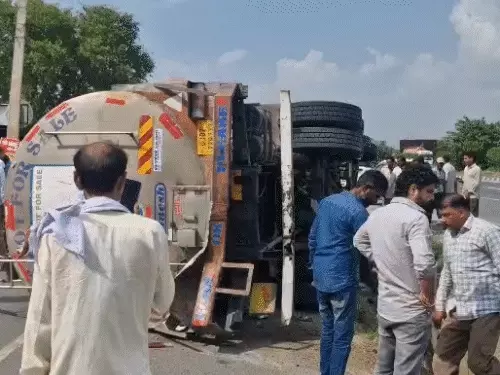 जयपुर-दिल्ली हाईवे पर दूध टैंकर पलटा, 30 हजार लीटर दूध बहा, लोगों में मची लूट