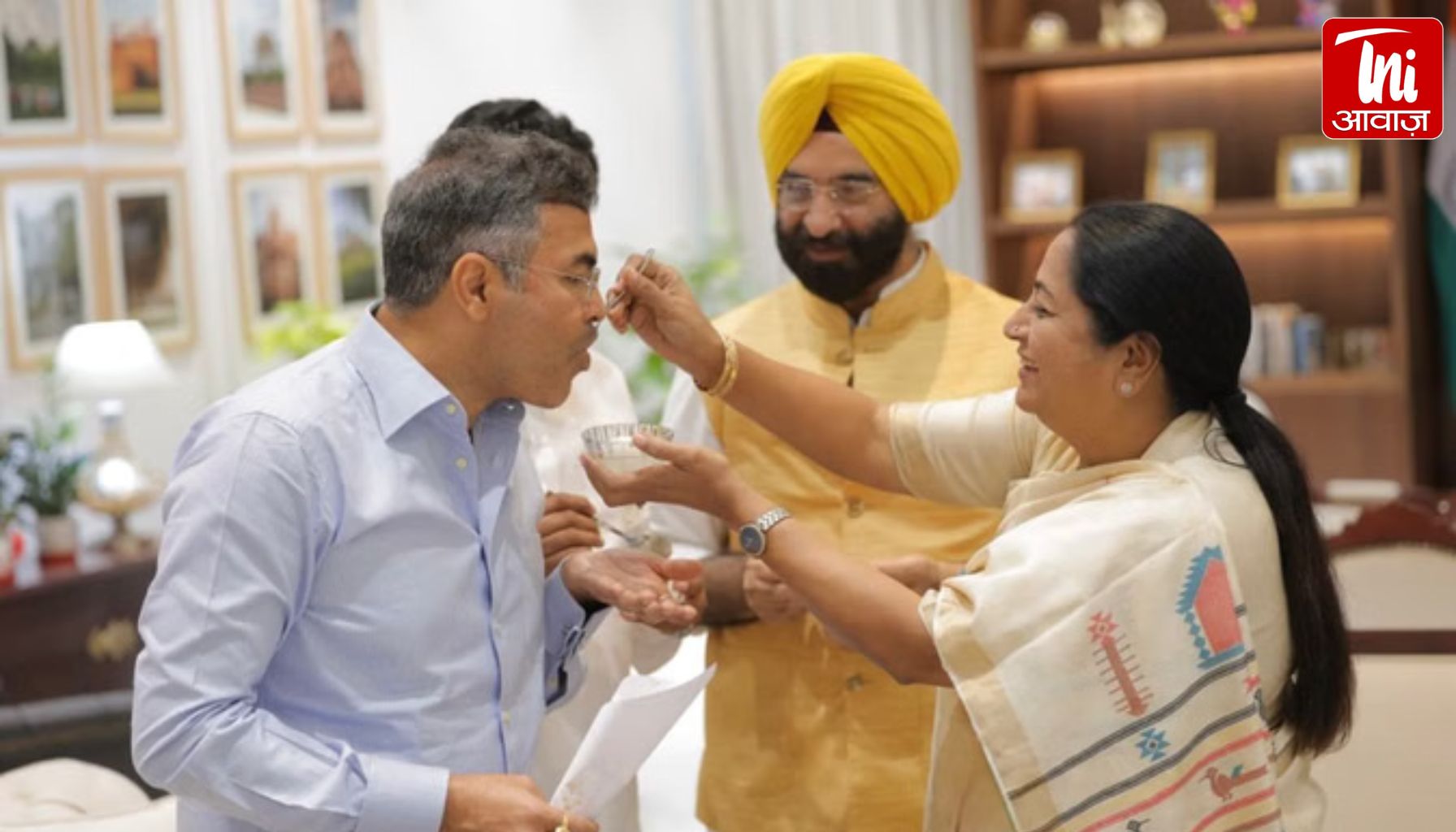 दिल्ली में बंगाल जीत का जश्न: CM रेखा गुप्ता ने खाई झालमूरी-रसगुल्ला, बोलीं- अब हर राज्य भगवा रंग में