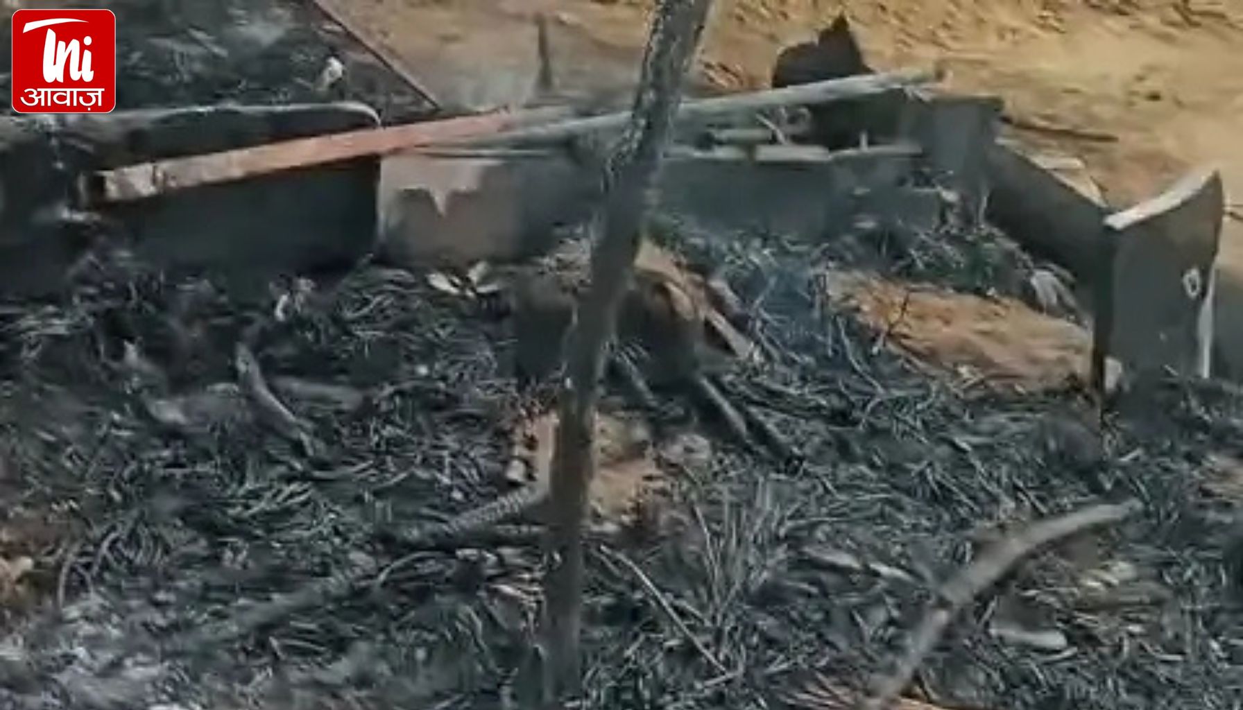 गैस लीकेज से भड़की भीषण आग! युवक झुलसा, कच्चा मकान और बाड़ा राख; दमकल नहीं पहुंची