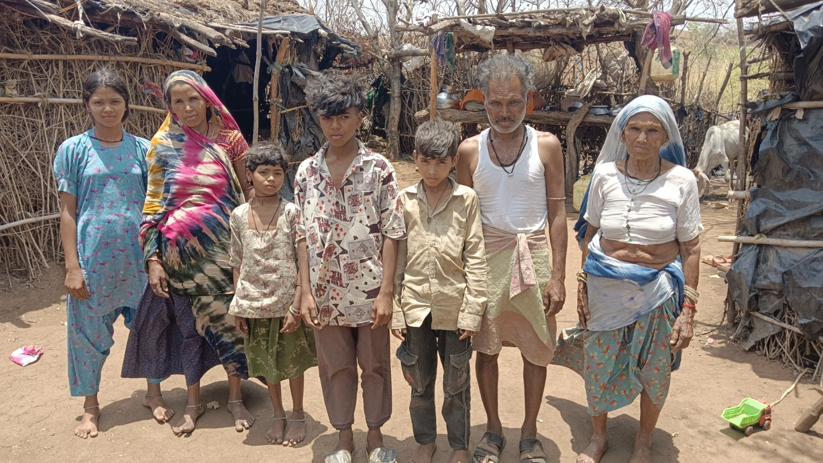 प्रतापगढ़ के खरवाड़ा गांव में जल संकट: आदिवासी परिवारों को रोज पानी के लिए 3–5 किमी चलना पड़ता है