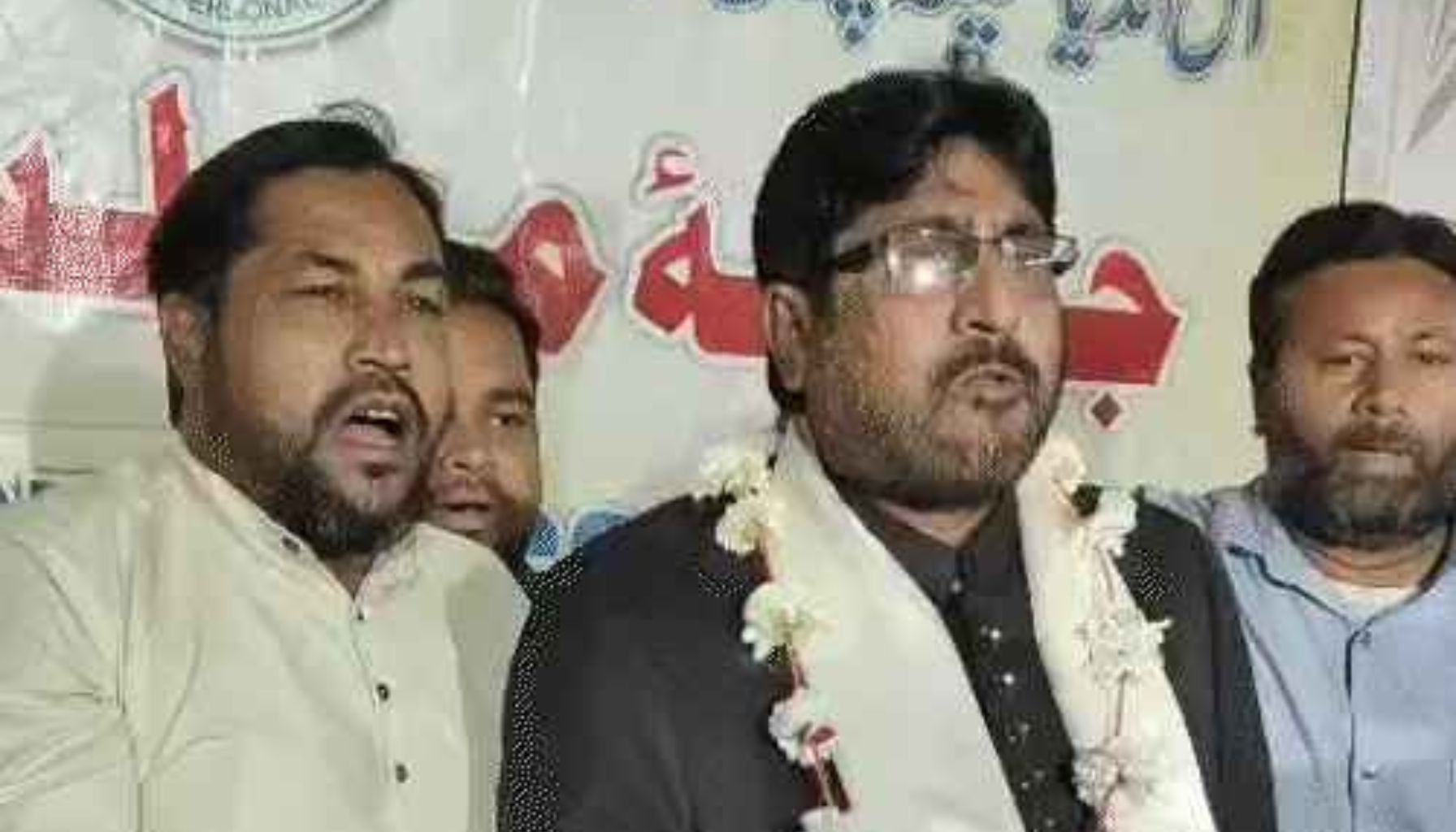 ईरान-अमेरिका सीजफायर के बाद शिया समुदाय ने बांटी मिठाइयां, मौलाना बोले—“ईरान बना नया विश्व गुरु”