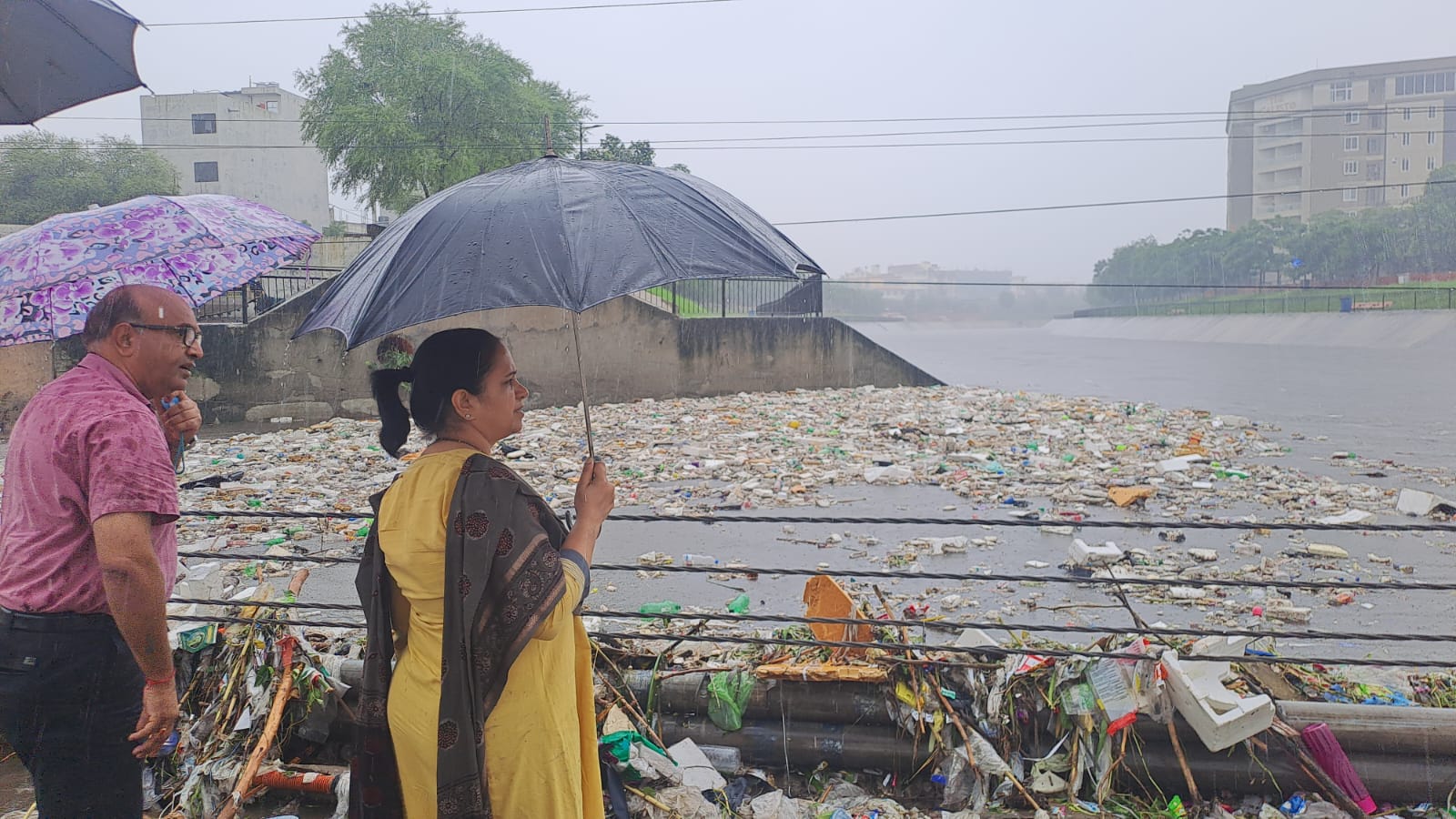 जयपुर शहर में अतिवृष्टि से जल भराव क्षेत्रों में समस्याओं के निराकरण के लिए जेडीसी फिल्ड में, जेडीसी ने विभिन्न जलभराव वाले स्थानों का दौरा कर लिया जायजा,बनीपार्क स्थित बाढ़ नियंत्रण कक्ष में व्यवस्थाओं का किया निरीक्षण,सहायता हेतु बाढ़ नियंत्रण कक्ष के फोन नंबर  9351683520 एवं 0141-2203518 पर किया जा