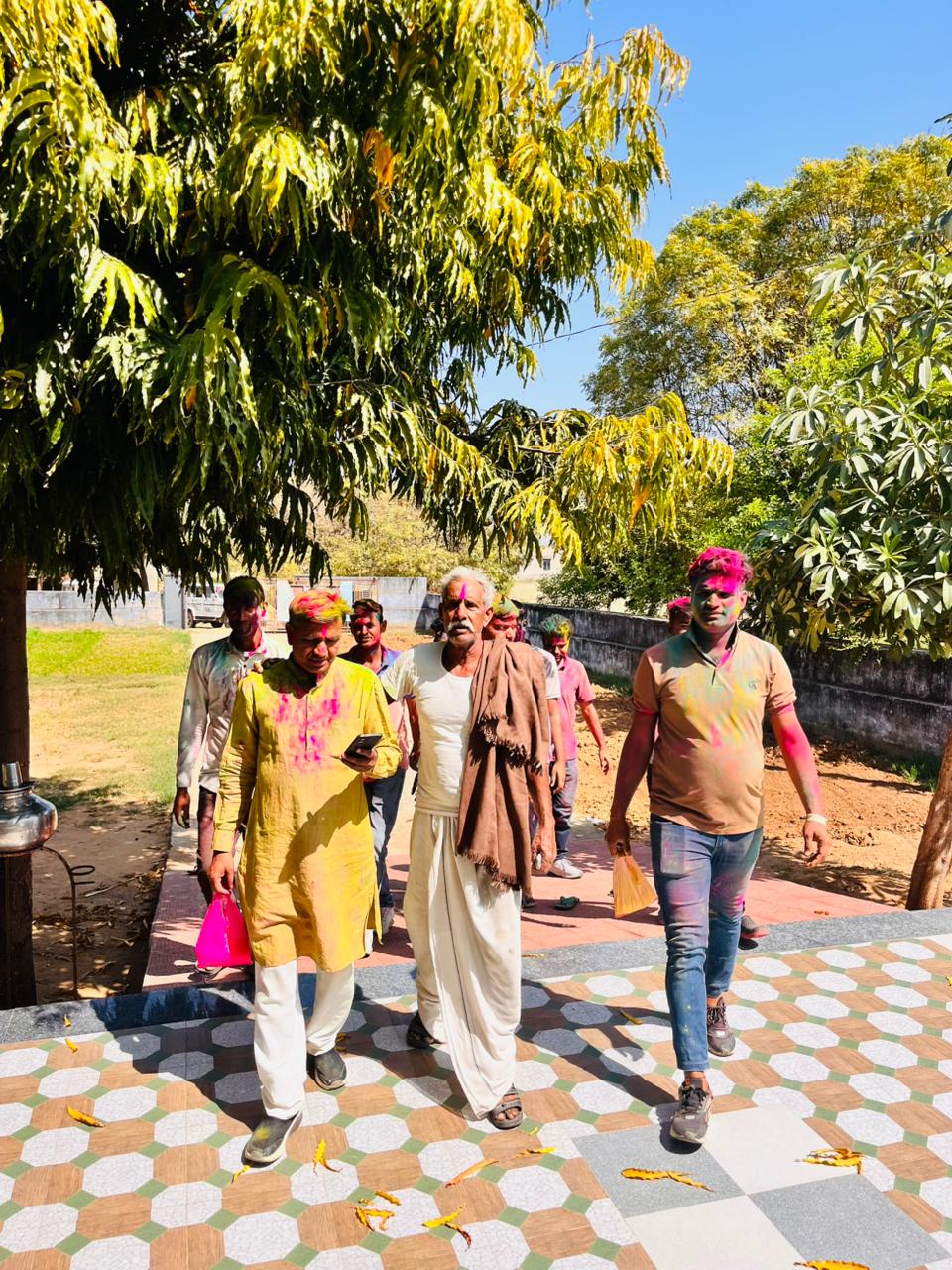 दौसा के झोपड़ीन गांव में अनोखी धूलंडी! सरपंच गुठल सिंह कांवर ने घर-घर जाकर लगाया गुलाल, “राम-श्यामा” की परंपरा से गूंज उठा पूरा गांव