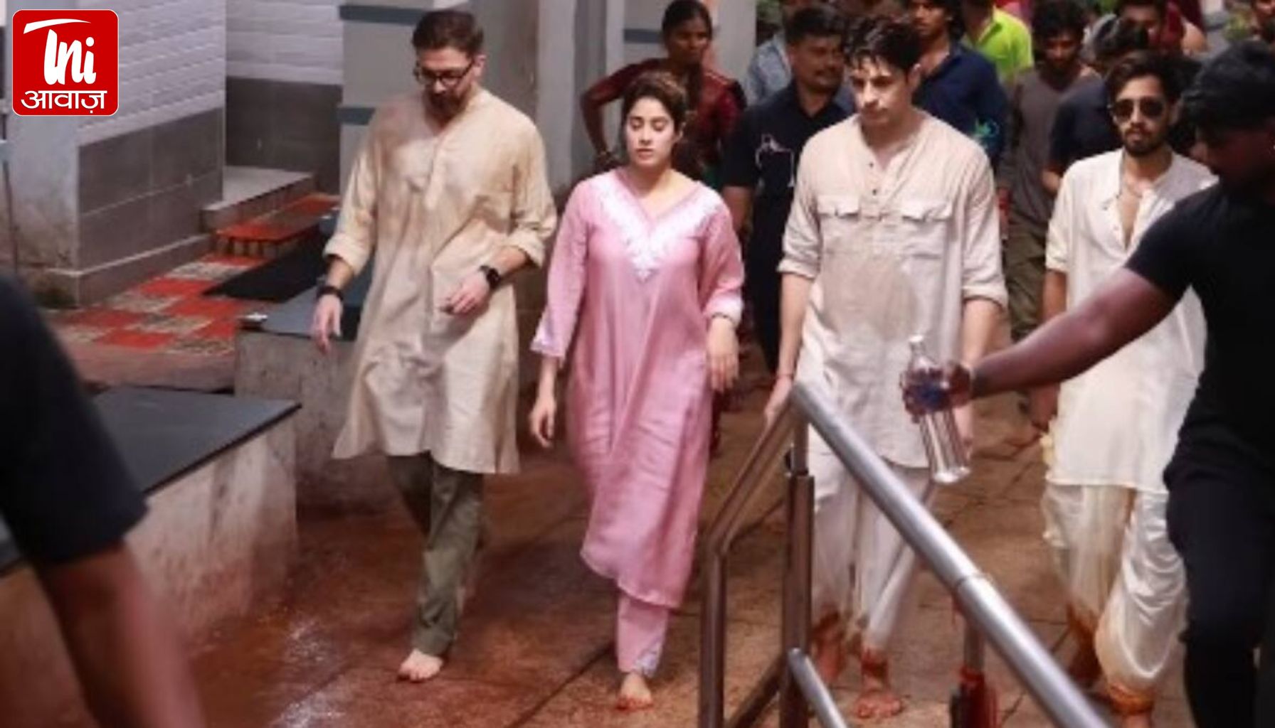 जन्मदिन पर जाह्नवी कपूर की अनोखी भक्ति! नंगे पैर 3550 सीढ़ियां चढ़कर तिरुमला मंदिर पहुंचीं, भगवान वेंकटेश्वर के किए दर्शन