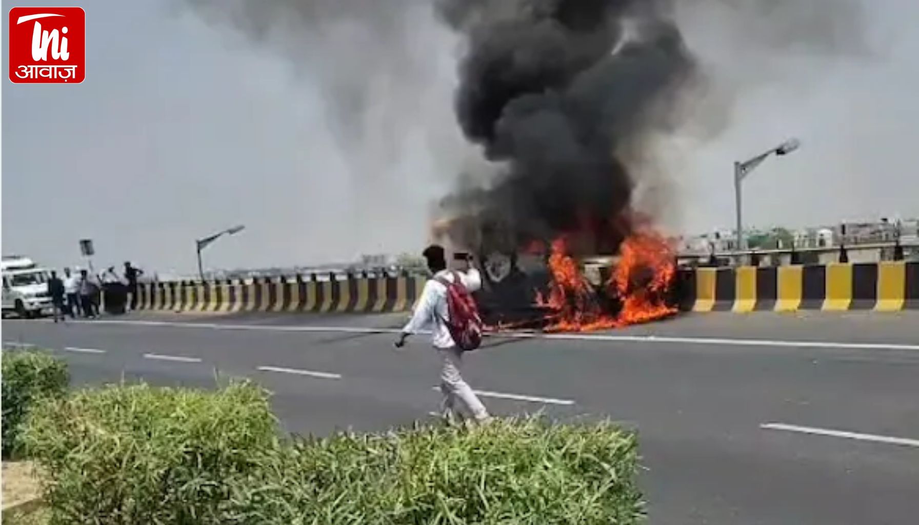 NH-52 पर ‘आग का गोला’ बनी HDFC कैश वैन, करोड़ों की नकदी जलने से पहले ऐसे बची