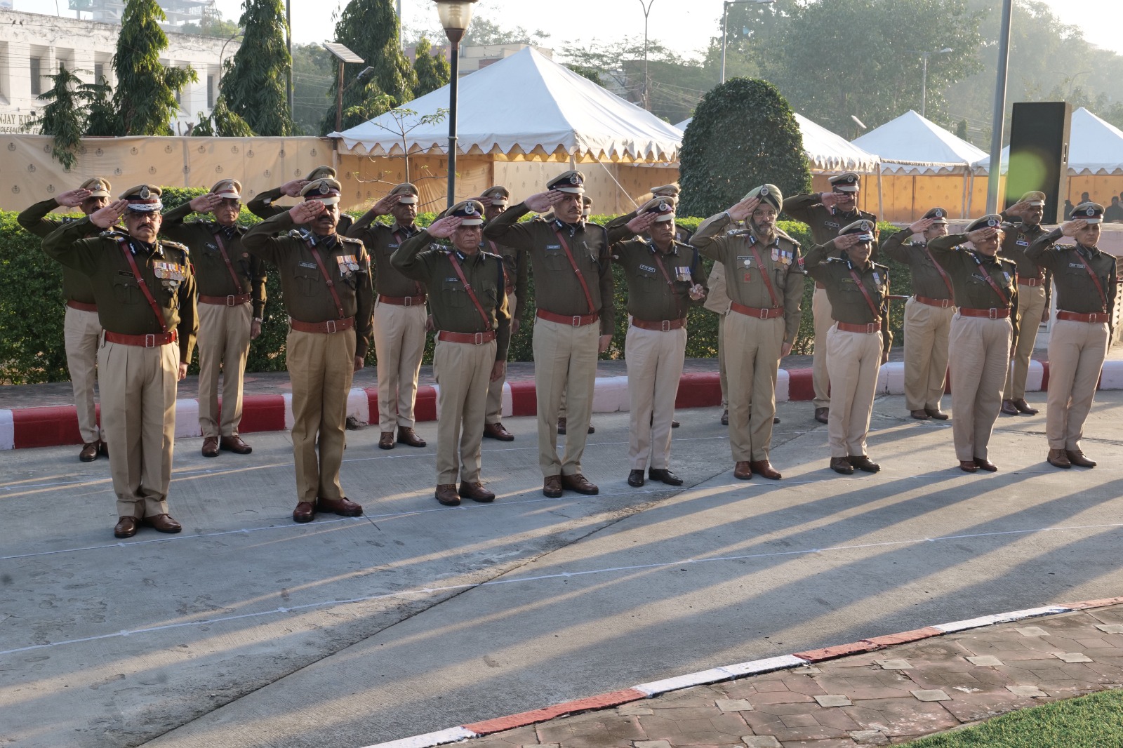 गणतंत्र दिवस 2026: पुलिस मुख्यालय में फहरा तिरंगा, डीजीपी राजीव कुमार शर्मा ने ली परेड की सलामी, 45 जांबाज सम्मानित