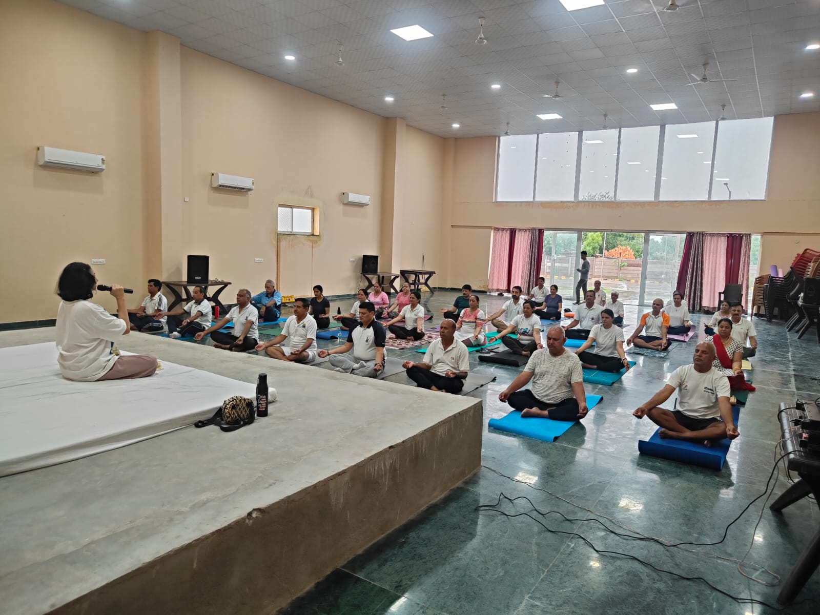 जयपुर के जेवीटी सोसायटी में अंतरराष्ट्रीय योग दिवस पर सामूहिक योगाभ्यास, पूर्व सैन्य अधिकारियों व रहवासियों ने लिया भाग