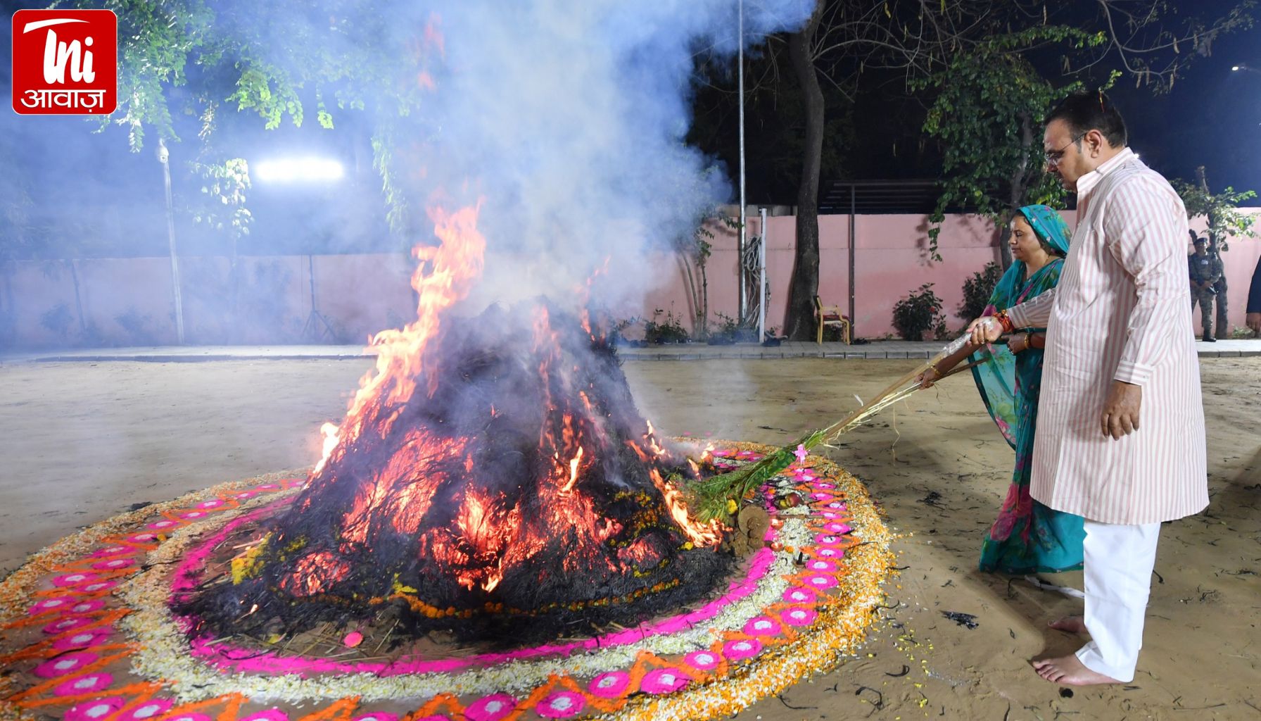 CM निवास पर आधी रात गूंजे मंत्रोच्चार! भजनलाल शर्मा ने किया होलिका दहन, प्रदेश की खुशहाली की मांगी दुआ