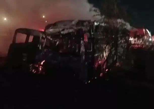 दिल्ली-मुंबई एक्सप्रेसवे पर भीषण बस-ट्रक टक्कर, आग में 7 लोगों की जान गई