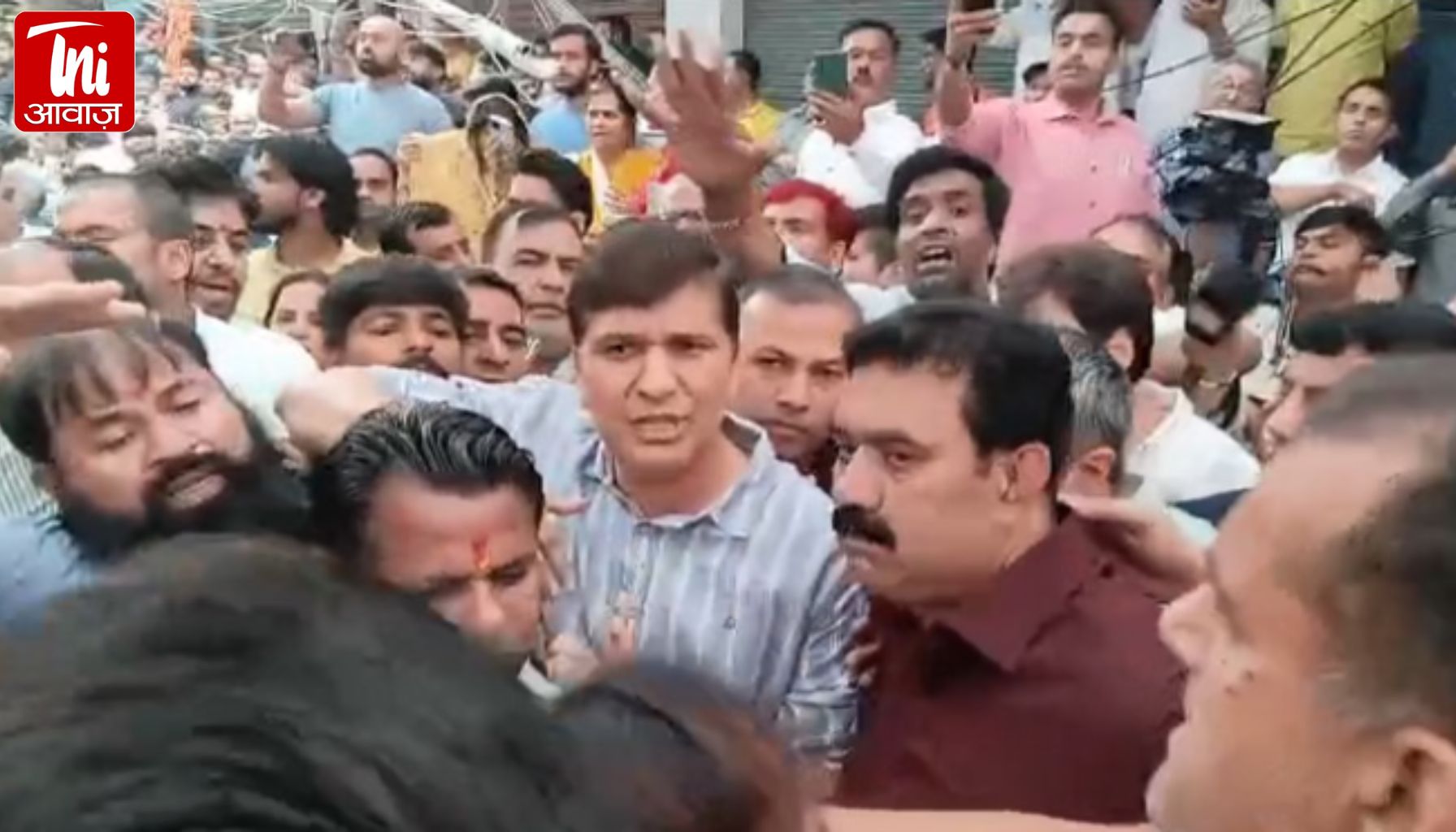 पालम अग्निकांड पर सियासी संग्राम: शोक के बीच भिड़े AAP-BJP कार्यकर्ता, कुर्सियां फेंकीं, धक्कामुक्की से मचा हंगामा