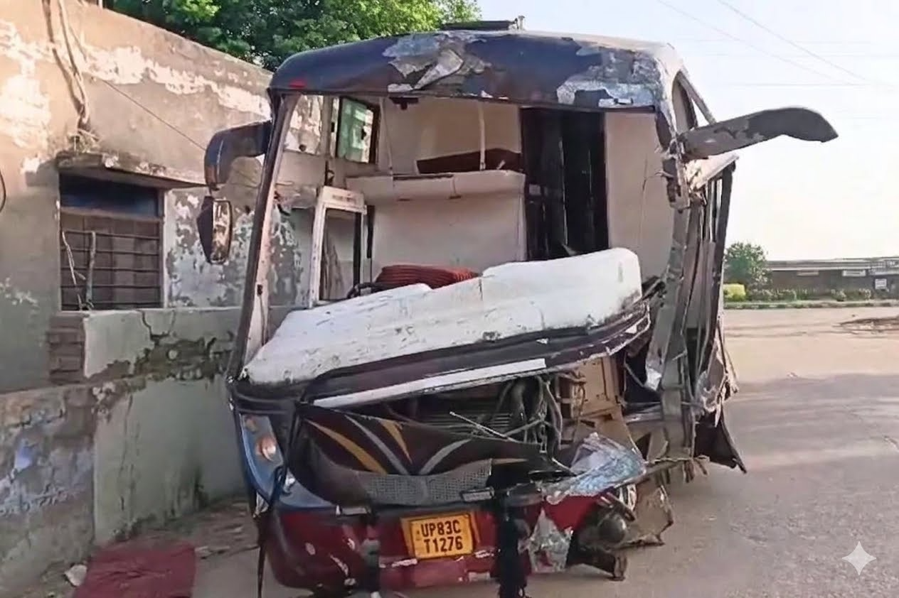 भरतपुर के हलैना में स्लीपर बस पलटी, 50 यात्री थे सवार, 12 घायल