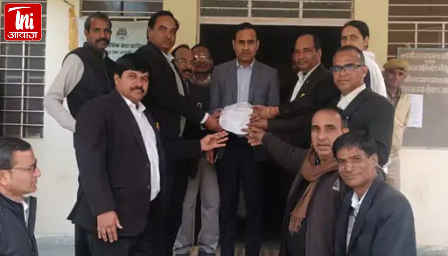 चौमूं में वकीलों का राजस्व पोर्टल के खिलाफ जोरदार प्रदर्शन: ऑनलाइन प्रक्रिया को बताया ‘काला कानून’, सीएम के नाम सौंपा ज्ञापन