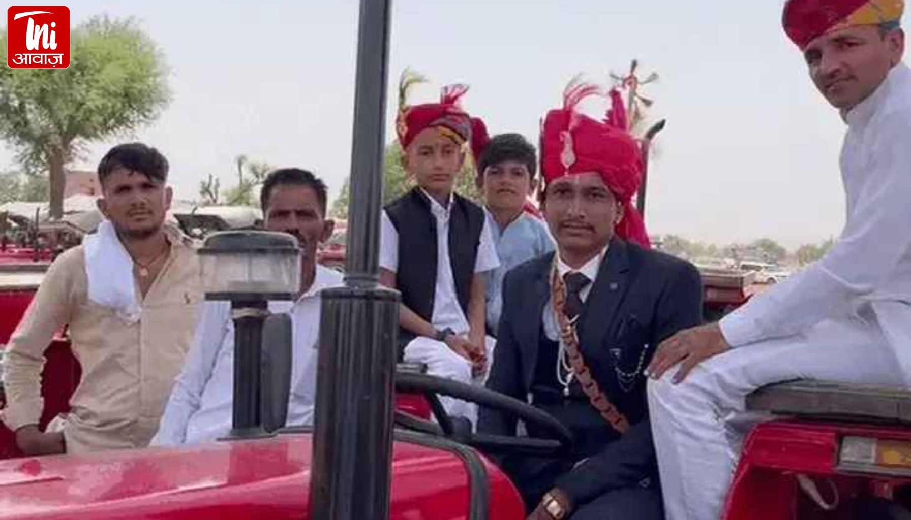 121 ट्रैक्टरों के काफिले में निकली बारात दूल्हा ट्रैक्टर पर दुल्हन को लेने पहुंचा, गांव और किसानों की संस्कृति को गर्व से दिखाया; 300 बाराती बने गवाह