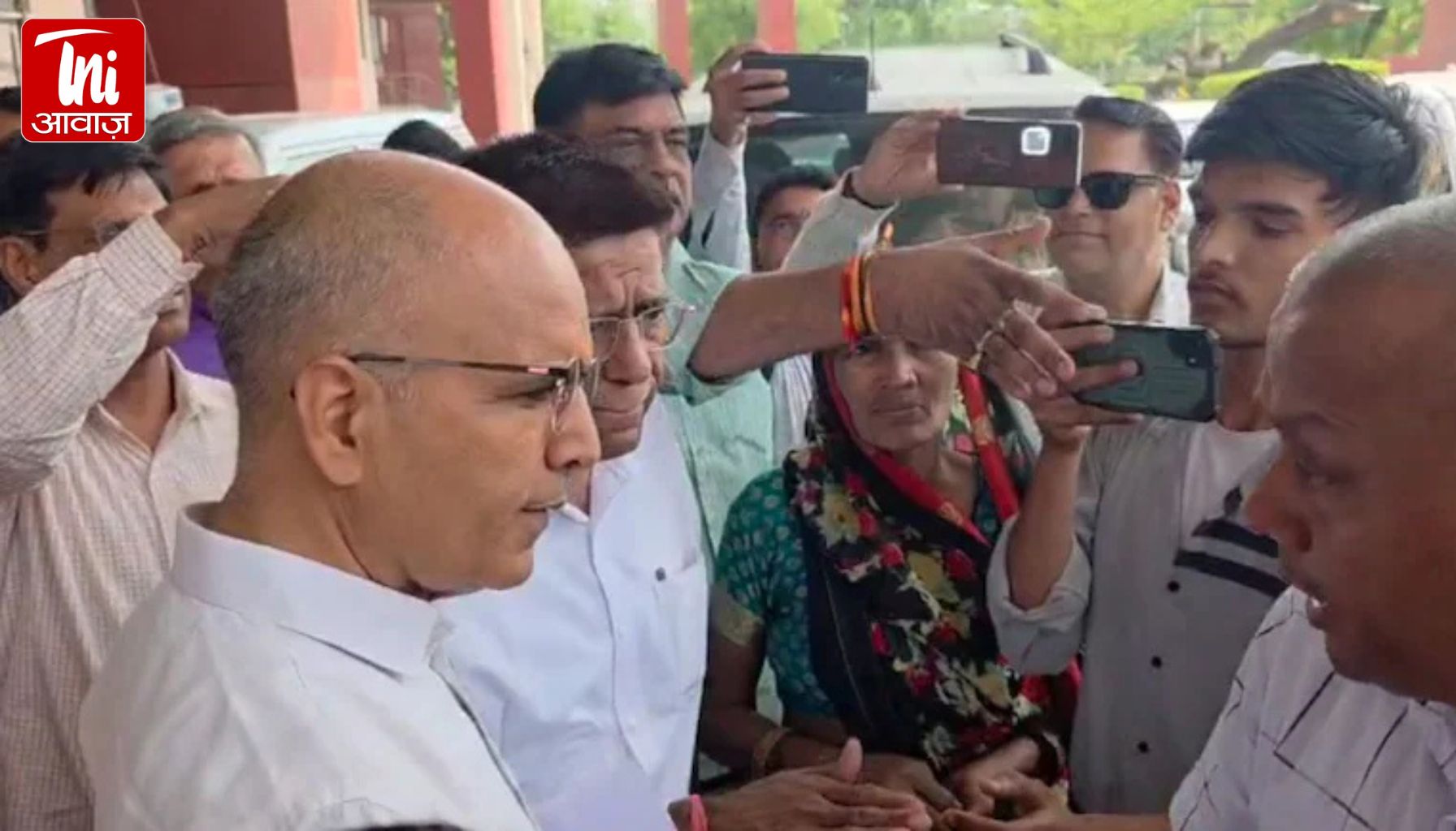 राजस्थान में युवक ने पानी मांगा तो मंत्री ने छीन लिया मोबाइल, धक्के मारकर बाहर निकाला – सोशल मीडिया पर वीडियो वायरल