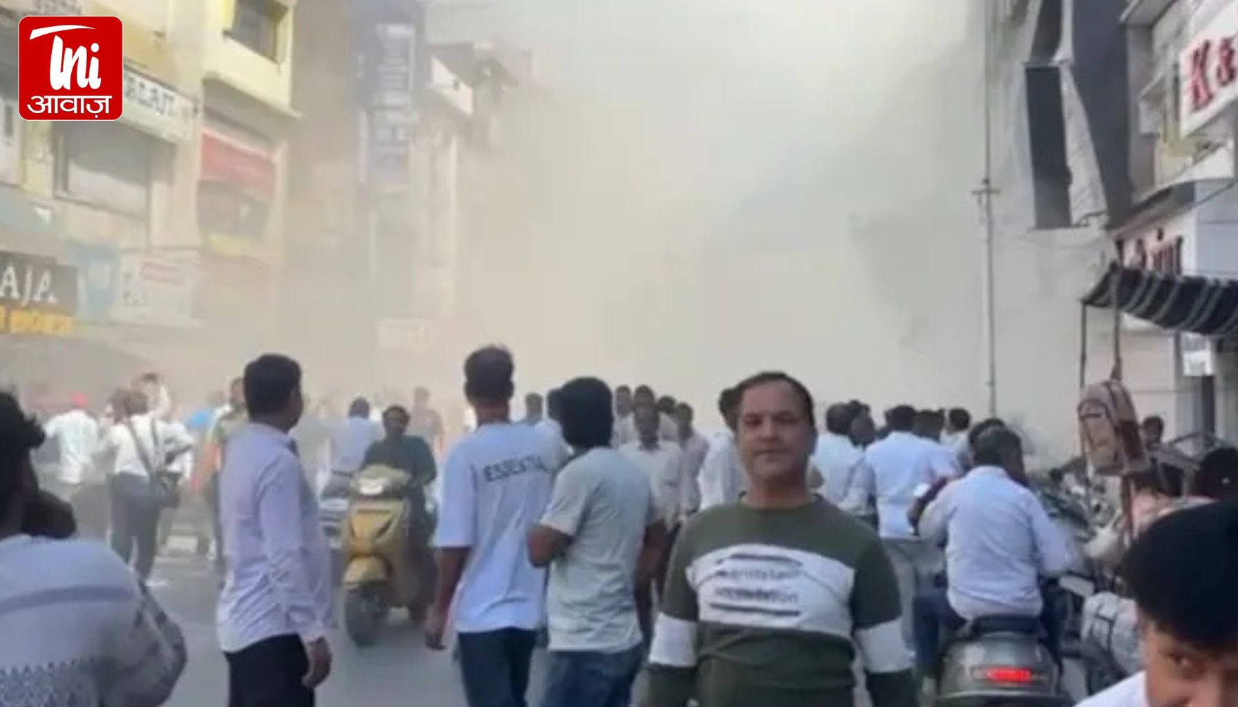 Udaipur Fire: उदयपुर के बापू बाजार स्थित शोरूम में लगी भीषण आग, टॉप फ्लोर पर रहता है परिवार; पुलिसकर्मी रेस्क्यू में जुटे