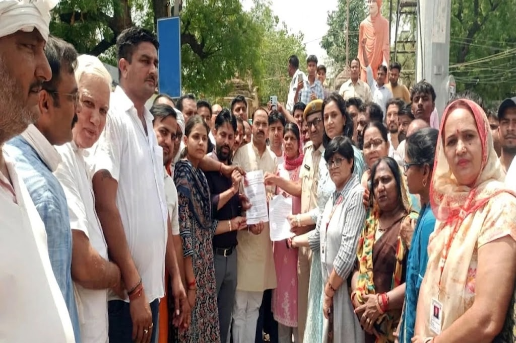 चिड़ावा: रेडीमेड कपड़े के शोरूम में ट्रायल रूम के अंदर महिला का वीडियो बनाने का मामला, विरोध में उतरे हिंदूवादी संगठन और व्यापारी
