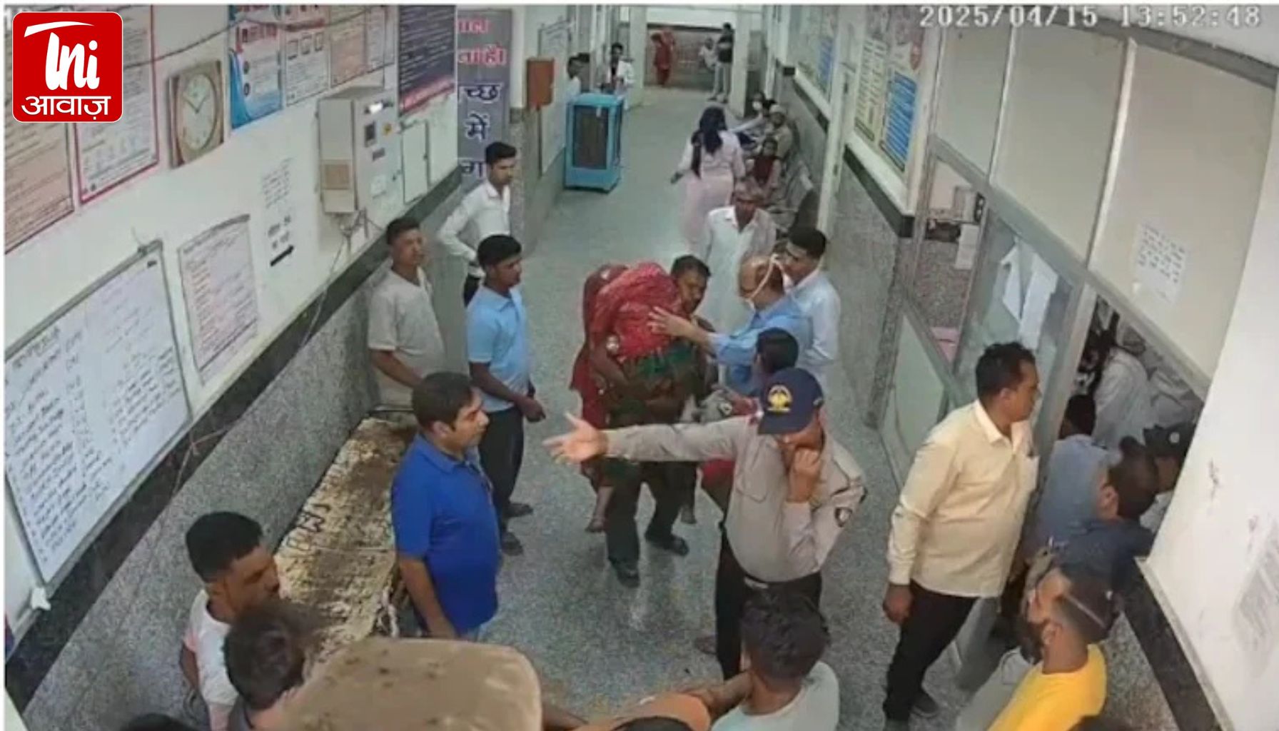 Rajasthan: पत्नी की डेड बॉडी को कंधे पर डालकर अस्पताल में घूमता रहा शख्स, पोछा लगाते समय लगा था करंट