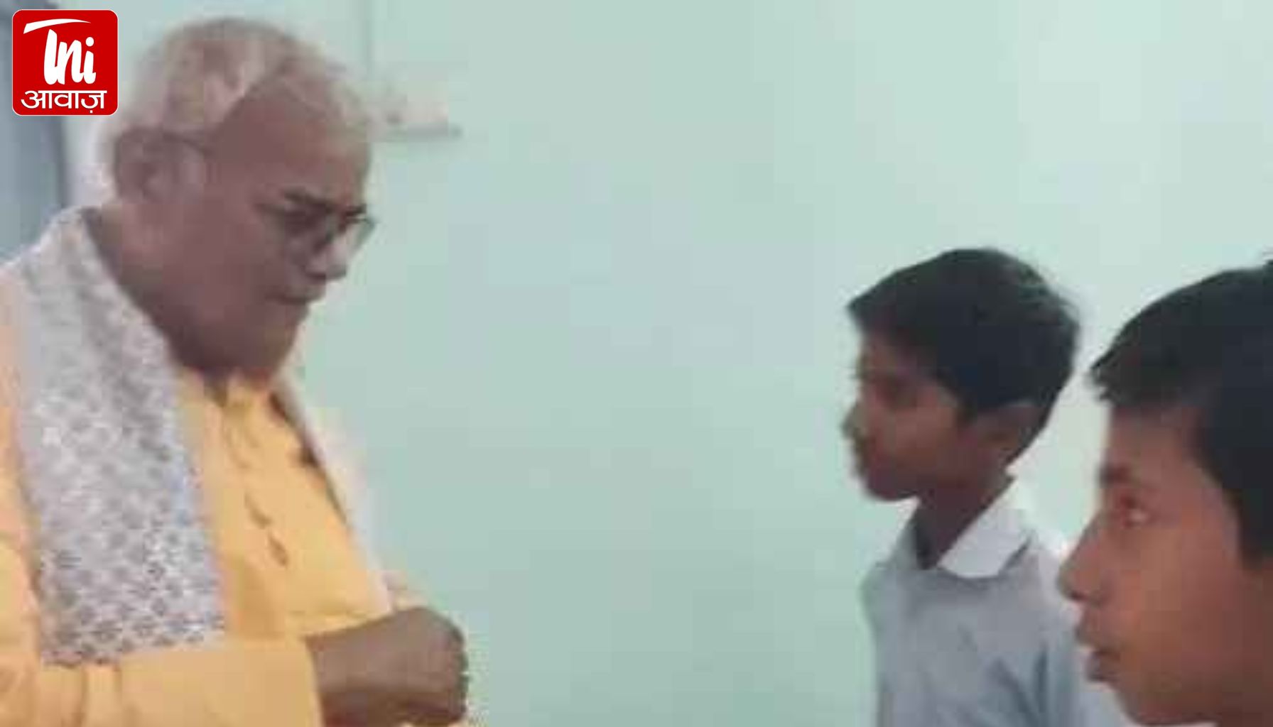 छात्रा ने संविधान पर दिया दमदार जवाब, शिक्षा मंत्री ने कहा ‘शाबाश’: बाहर निकले तो गंदगी देख अफसरों पर बरसे