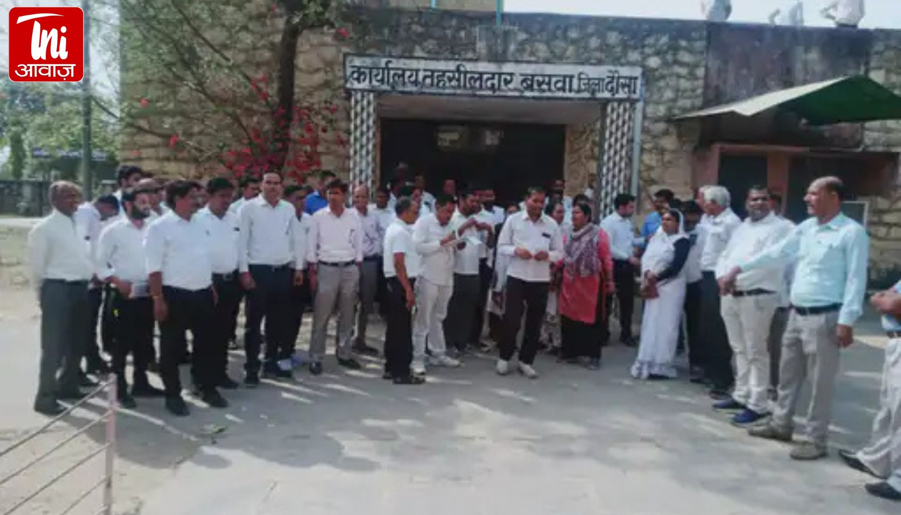 बिना नोटिस टूटा वकील का घर, अब भड़के अधिवक्ता: बांदीकुई में SDM को सौंपा ज्ञापन, आंदोलन की चेतावनी