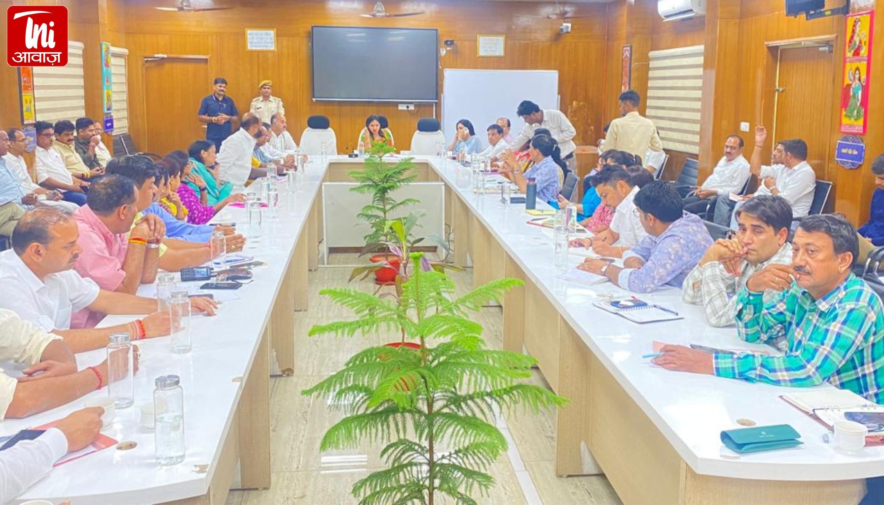 नगर निगम हेरिटेज जयपुर में महापौर कुसुम यादव की समीक्षा बैठक: बाढ़ और मानसून 대비 पूर्ण तैयारी के निर्देश