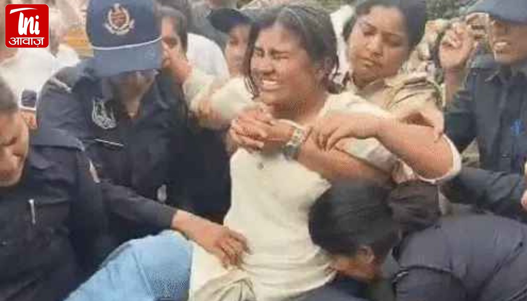 राजस्थान यूनिवर्सिटी में बवाल! NSUI कार्यकर्ताओं को पुलिस ने घसीटकर उठाया, RSS कनेक्शन पर छिड़ा घमासान