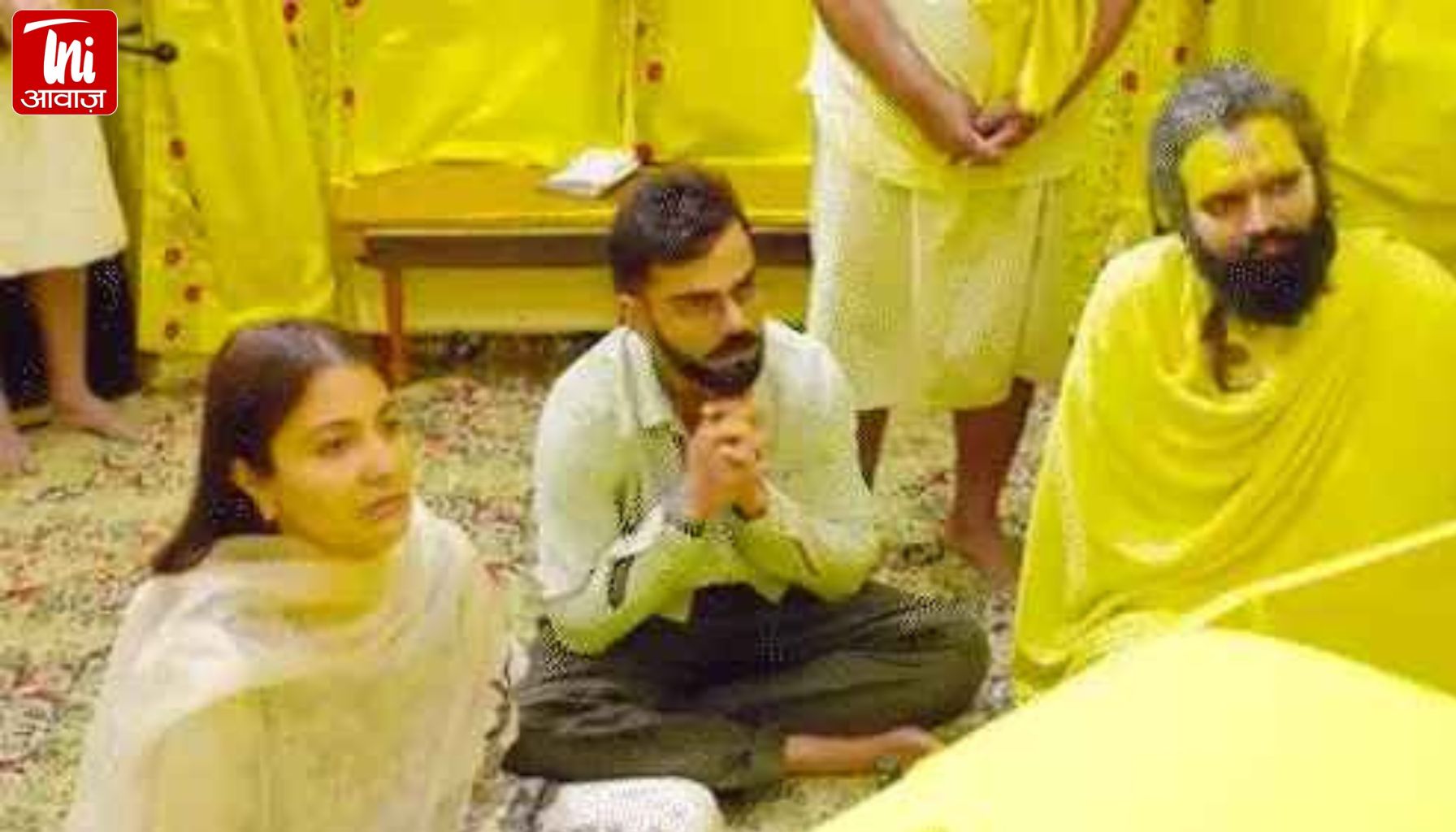 विराट-अनुष्का प्रेमानंद महाराज से मिलने पहुंचे:महाराज ने विराट से पूछा- प्रसन्न हो; अनुष्का को राधा नाम जपने का उपदेश दिया