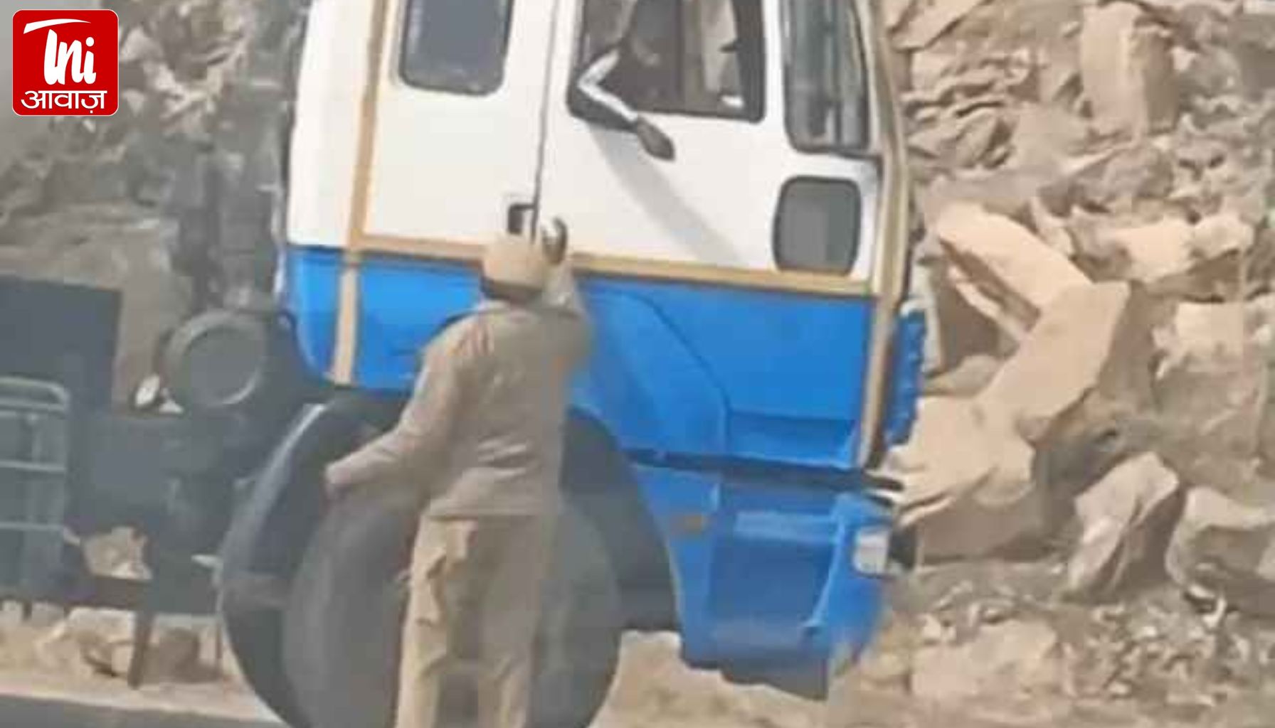 जोधपुर RTO की 'वसूली एक्सप्रेस' जारी: बीच सड़क टैंकर ड्राइवर से जेब भरते दिखा कर्मचारी