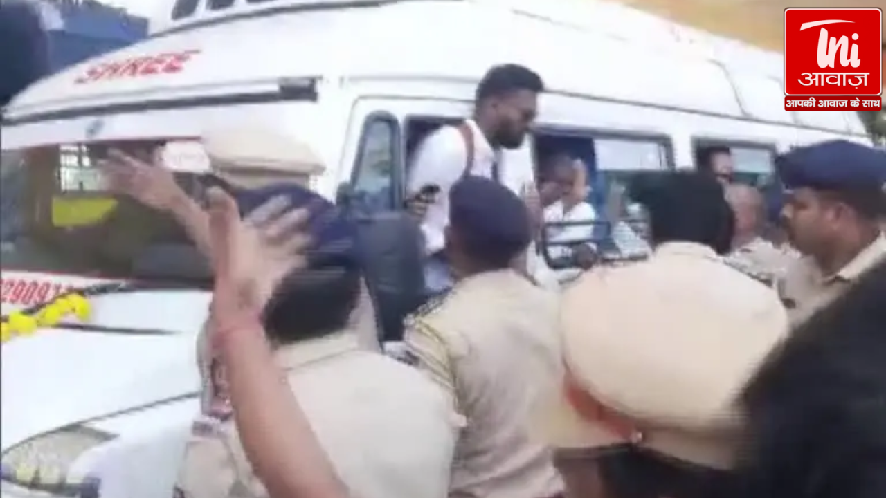 नागपुर में भारत मुक्ति मोर्चा  ने राष्ट्रीय स्वयं सेवक संघ (RSS) के मुख्यालय को की घेरने की कोशिश, कार्यकर्ता हिरासत मे 