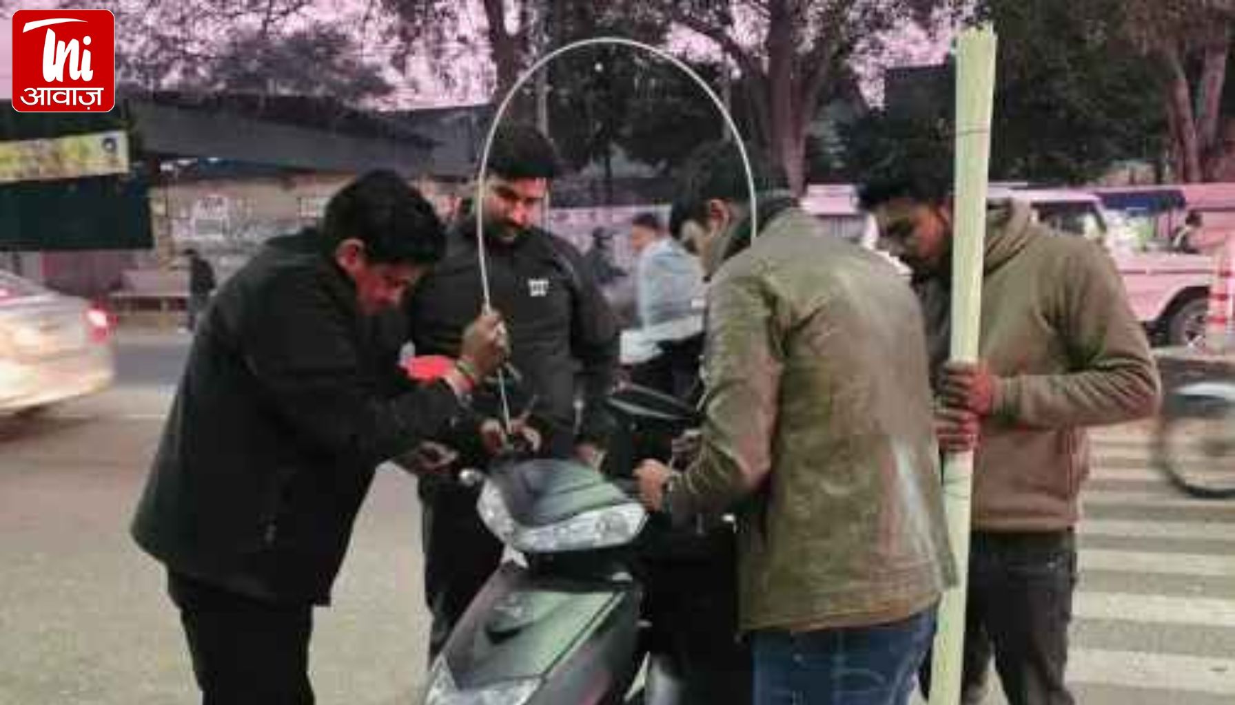 चौमूं में चाइनीज मांझे के खिलाफ ‘जीवन रक्षक अभियान’ शुरू: दुपहिया वाहनों में सुरक्षा तार लगाकर मानव और पक्षियों की जान बचाने की पहल