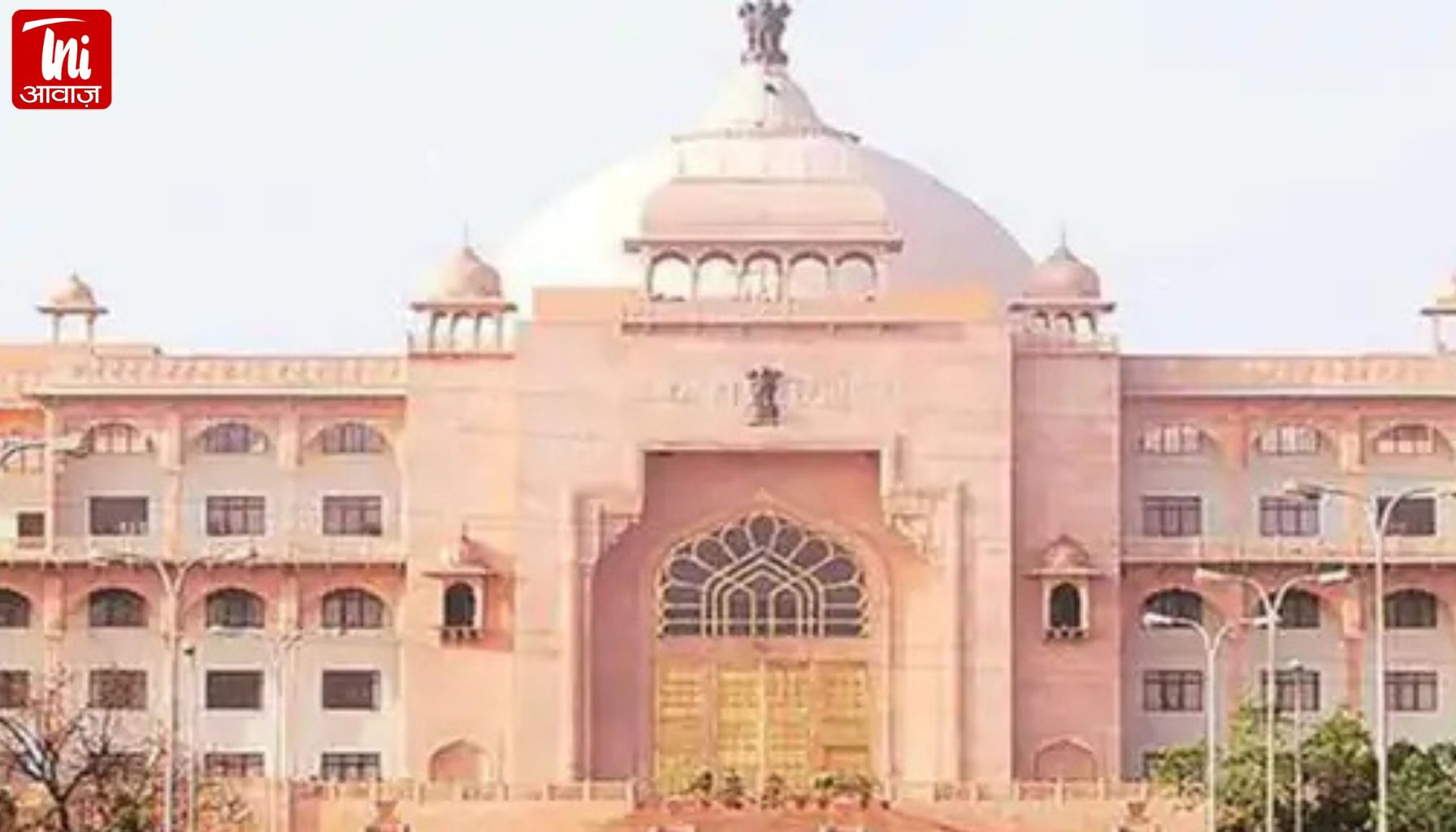 राजस्थान विधानसभा के गेट के पास घुसी कार:लोहे की रेलिंग को तोड़ा, टक्कर मारकर भाग गया ड्राइवर