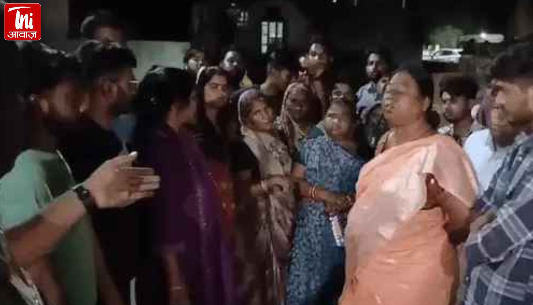 अजमेर में आरोपियों की गिरफ्तारी पर थाने में हंगामा: मां ने लगाया पुलिस पर बदसलूकी का आरोप, पुलिस ने फटकारी लाठियां