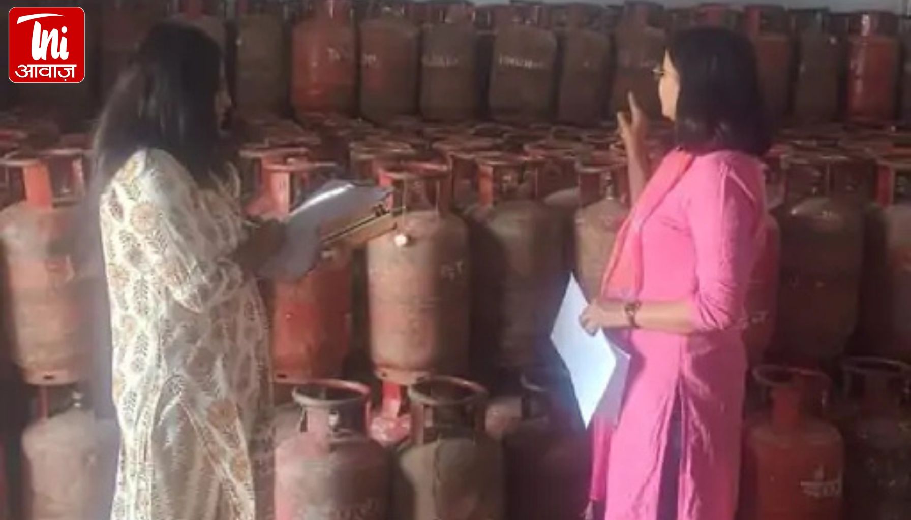 दौसा में गैस की कालाबाजारी पर बड़ा एक्शन: मंदिर के पास दुकान से 46 सिलेंडर जब्त, कलेक्टर ने शुरू कराई जिलेभर में जांच