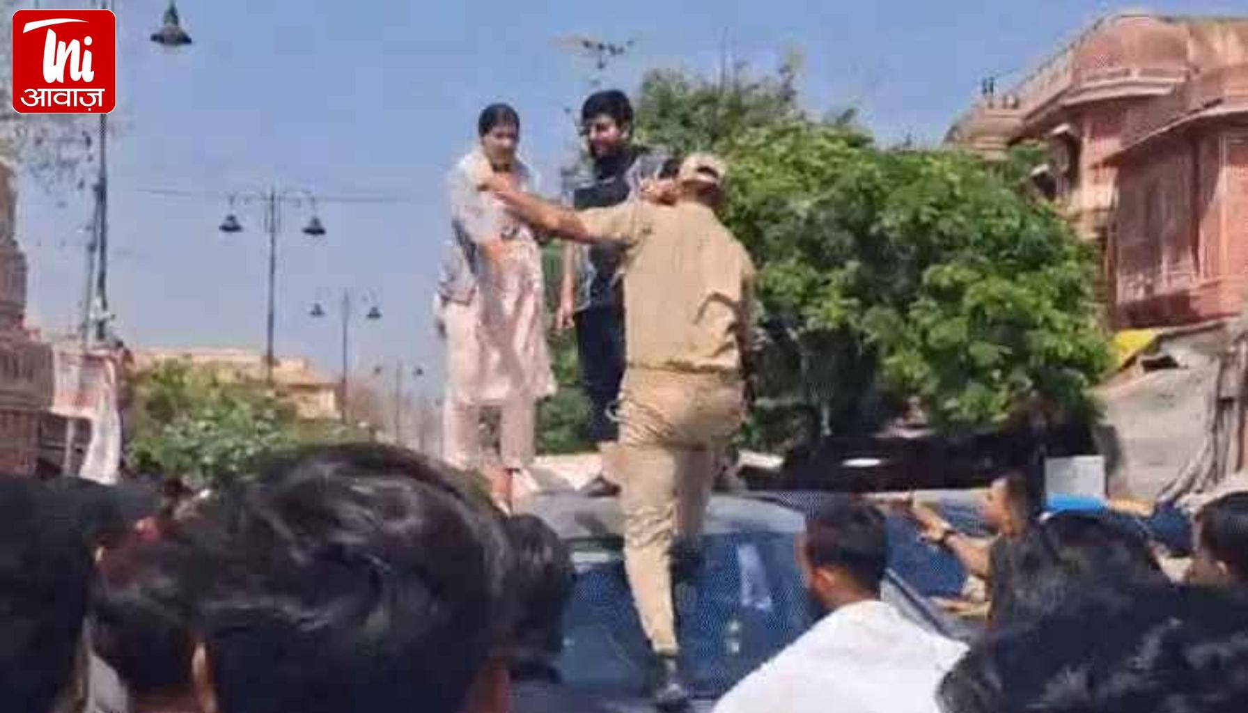 जयपुर में हाई वोल्टेज ड्रामा: गाड़ी की छत पर चढ़कर युवक ने पी सिगरेट, फिर बीड़ी-सिगरेट बैन की मांग से लगा दिया ट्रैफिक जाम