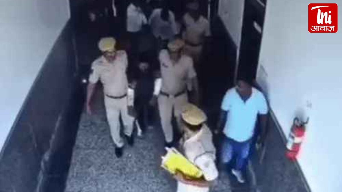 “कोर्ट में आरोपी पर भड़का वकील, जड़े थप्पड़; चांदी के कड़े काटने वाले बदमाशों का कोई नहीं करेगा बचाव”