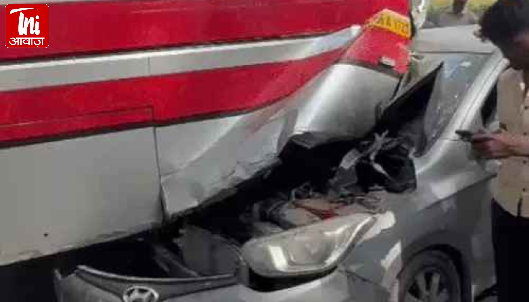 दौसा में नेशनल हाईवे पर एक साथ भिड़ी 5 गाड़ियां:ट्रेलर ड्राइवर घायल; 2 बस, ट्रक-ट्रेलर व कार बुरी तरह क्षतिग्रस्त दौसा दौसा में जयपुर-आगरा हाइवे पर 5 वाहन आपस में भिड़ गए। दौसा जिले के सिकंदरा थाना क्षेत्र में जयपुर - आगरा एनएच-21 पर कैलाई गांव के पास शनिवार को बड़ा सड़क हादसा हो गया।  यहां हाईवे पर एक