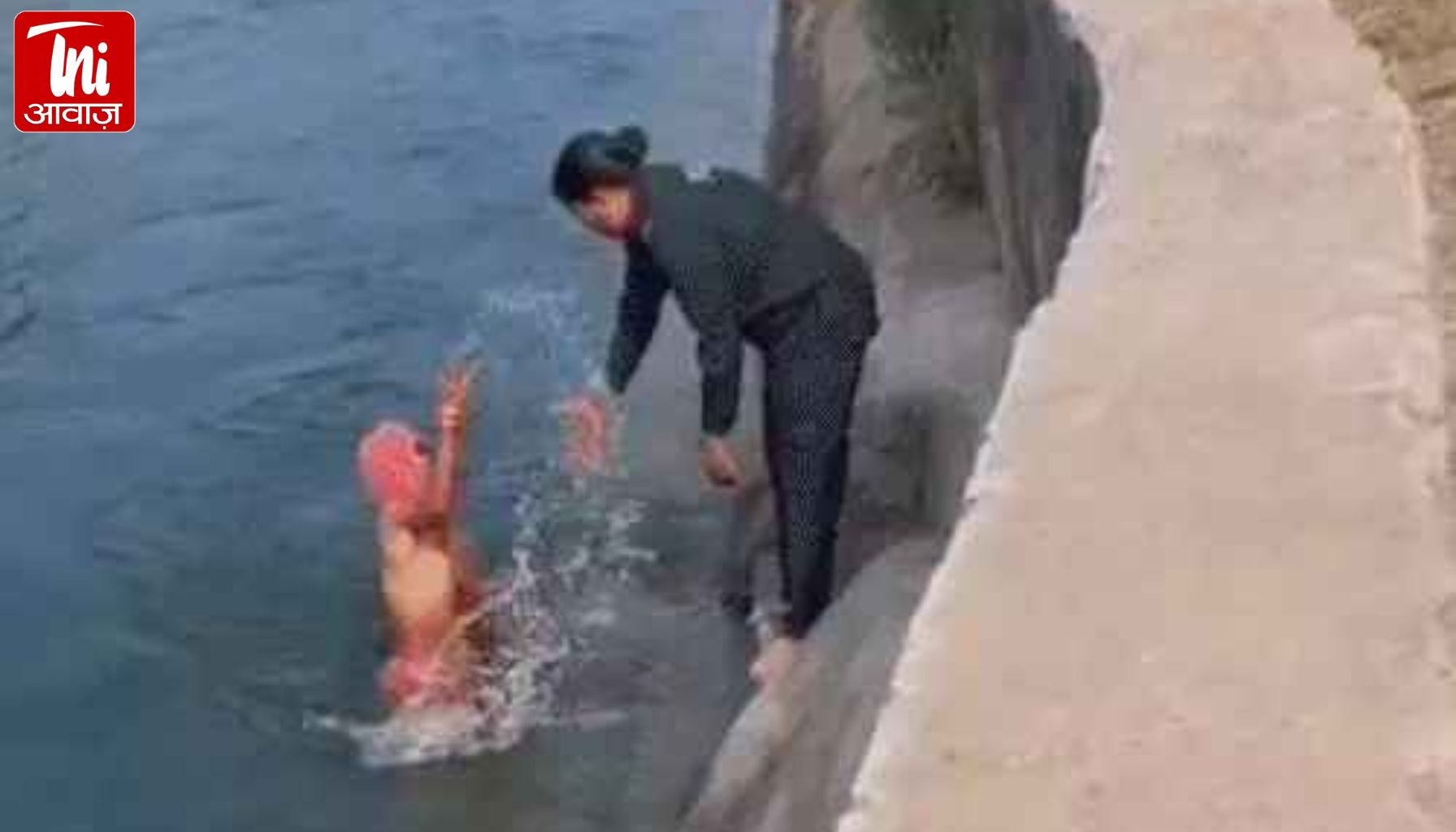 लेडी कॉन्स्टेबल ने नहर में कूदकर बचाई महिला की जान, सुसाइड की कोशिश कर रही महिला को बाहर खींचा