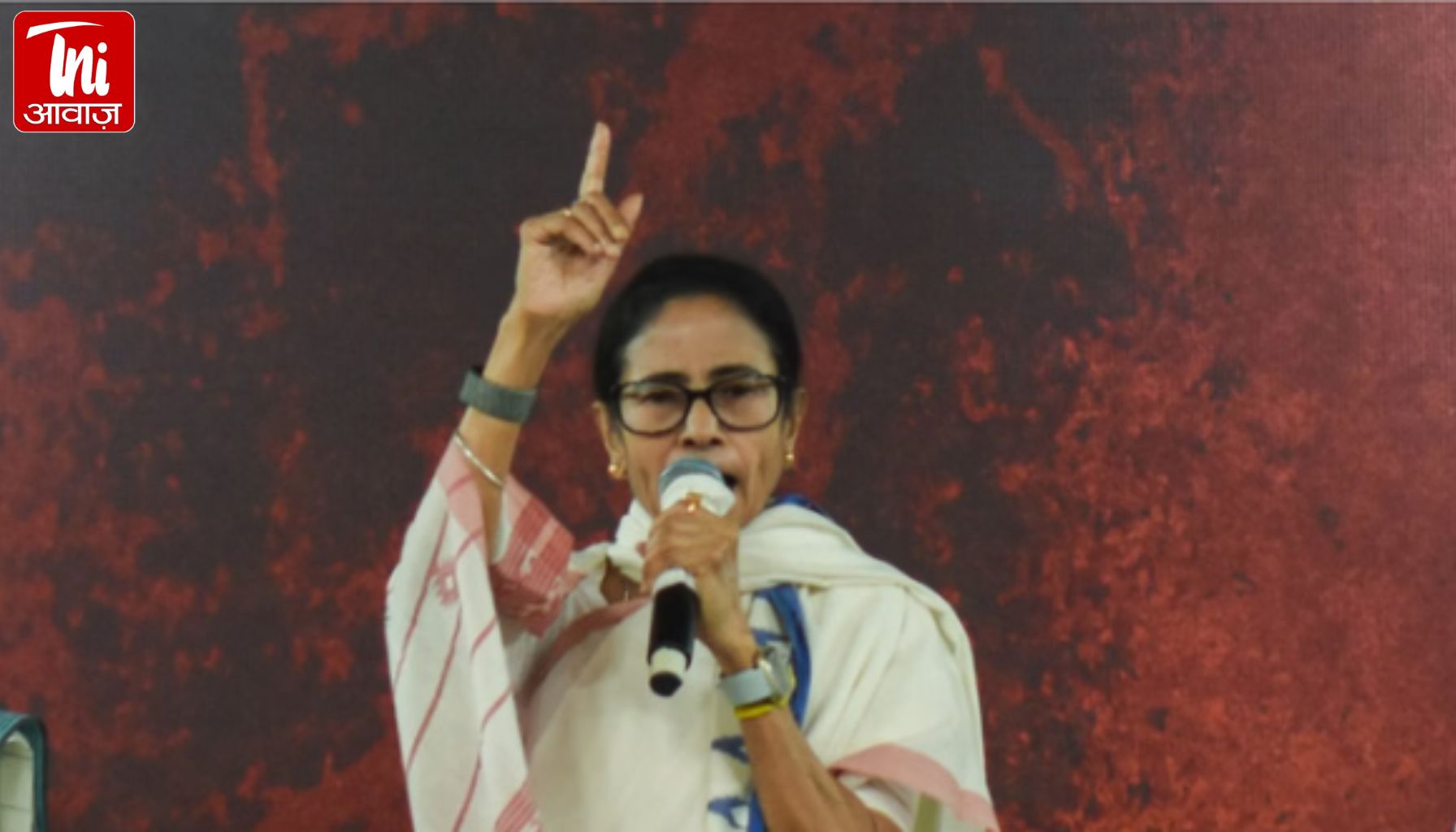 ममता बनर्जी ने भाजपा पर तंज कसते हुए कहा—वे झालमुड़ी का वादा कर रहे हैं, मैं भेलपुरी खिलाऊंगी। EVM पर भी उठाए सवाल।