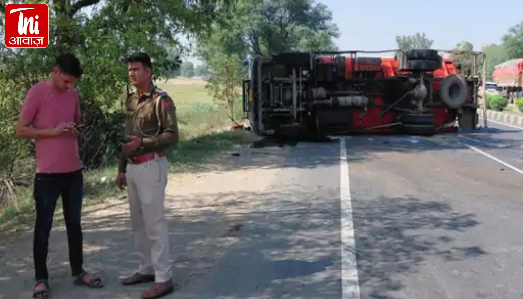 NH-21 पर बड़ा हादसा: पेट्रोल से भरा टैंकर पलटा, जुगाड़ गाड़ी को बचाने में हुआ अनियंत्रित