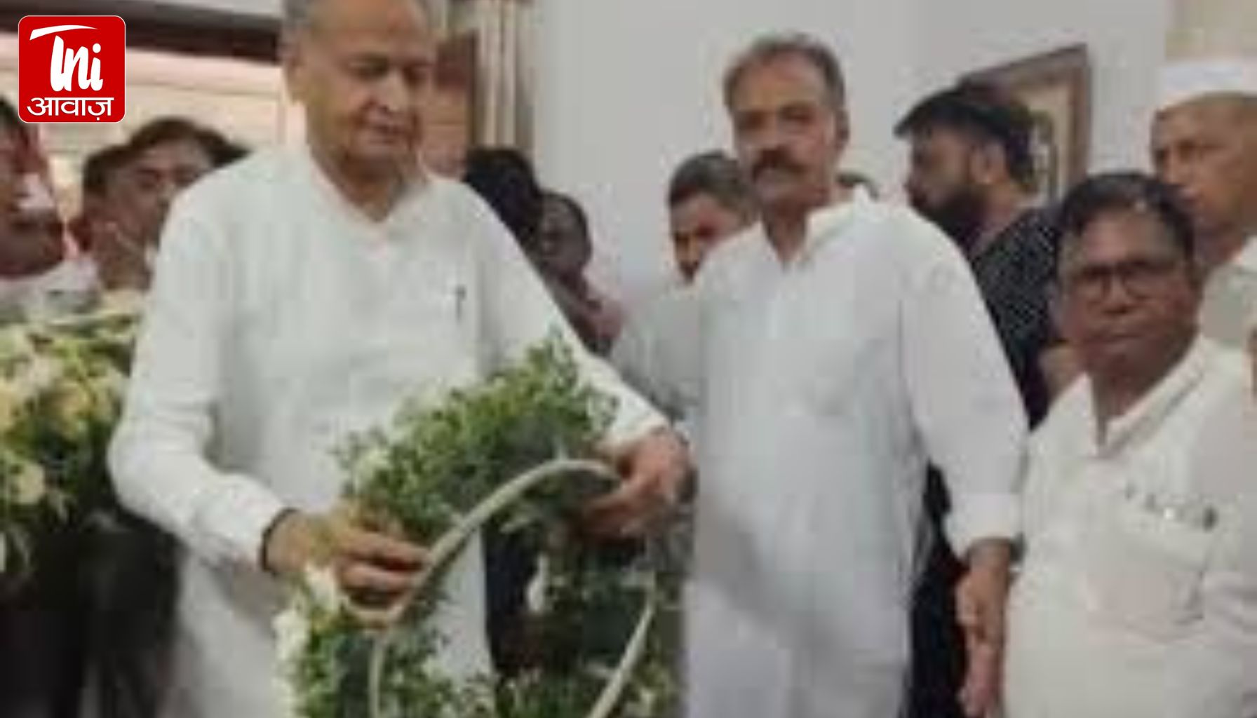 पूर्व मंत्री गिरि​जा की अर्थी को गहलोत ने दिया कंधा:अंतिम यात्रा शुरू; राजीव गांधी के कहने पर भी चुनाव लड़ने से मना कर दिया था