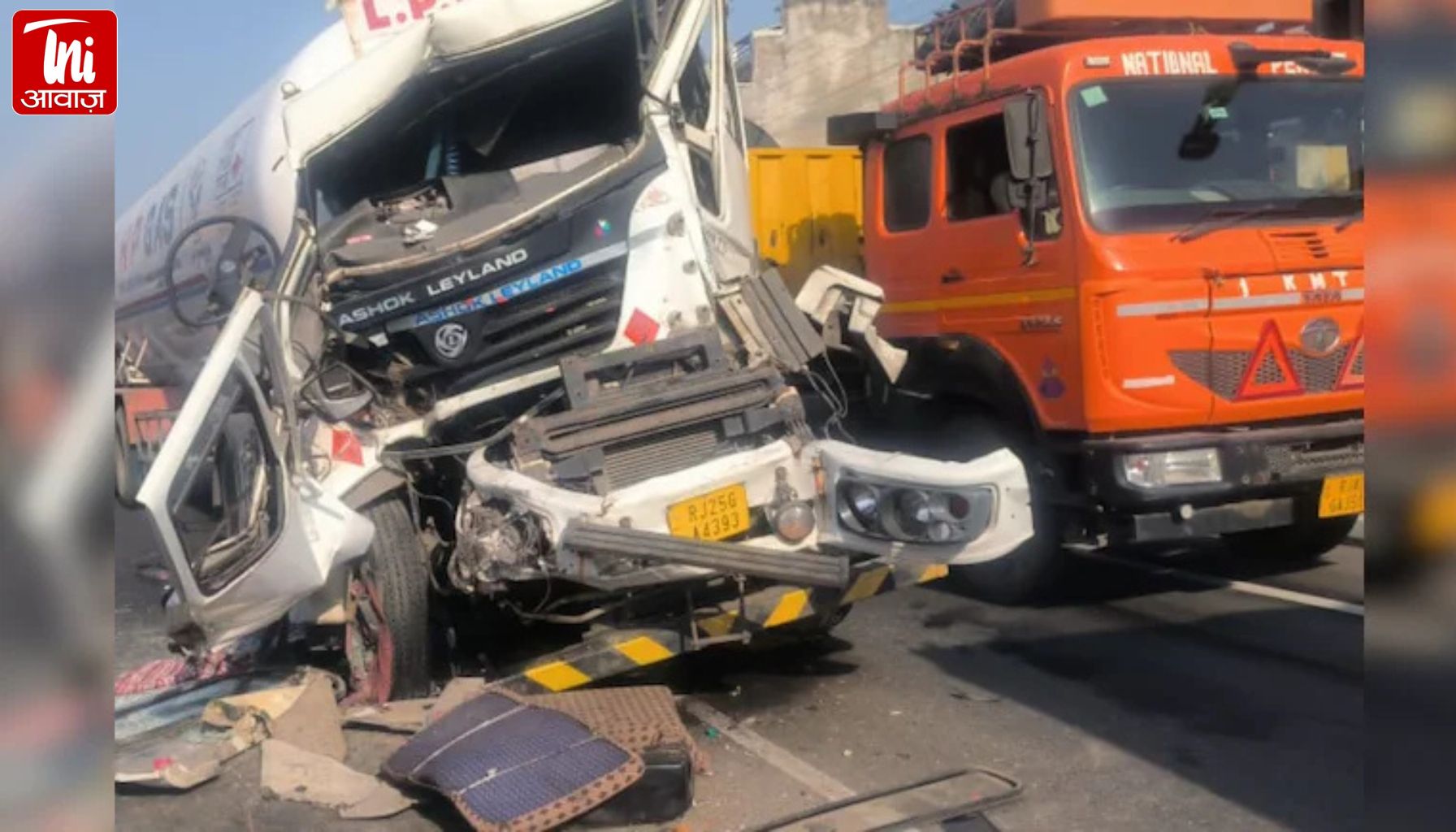 खेरवाड़ा के स्वागत वाटिका रोड पर हुई भीषण दुर्घटना, चालक को बचाने में जुटी पुलिस और स्थानीय लोग; फायर ब्रिगेड की व्यवस्था को लेकर उठीं मांगें