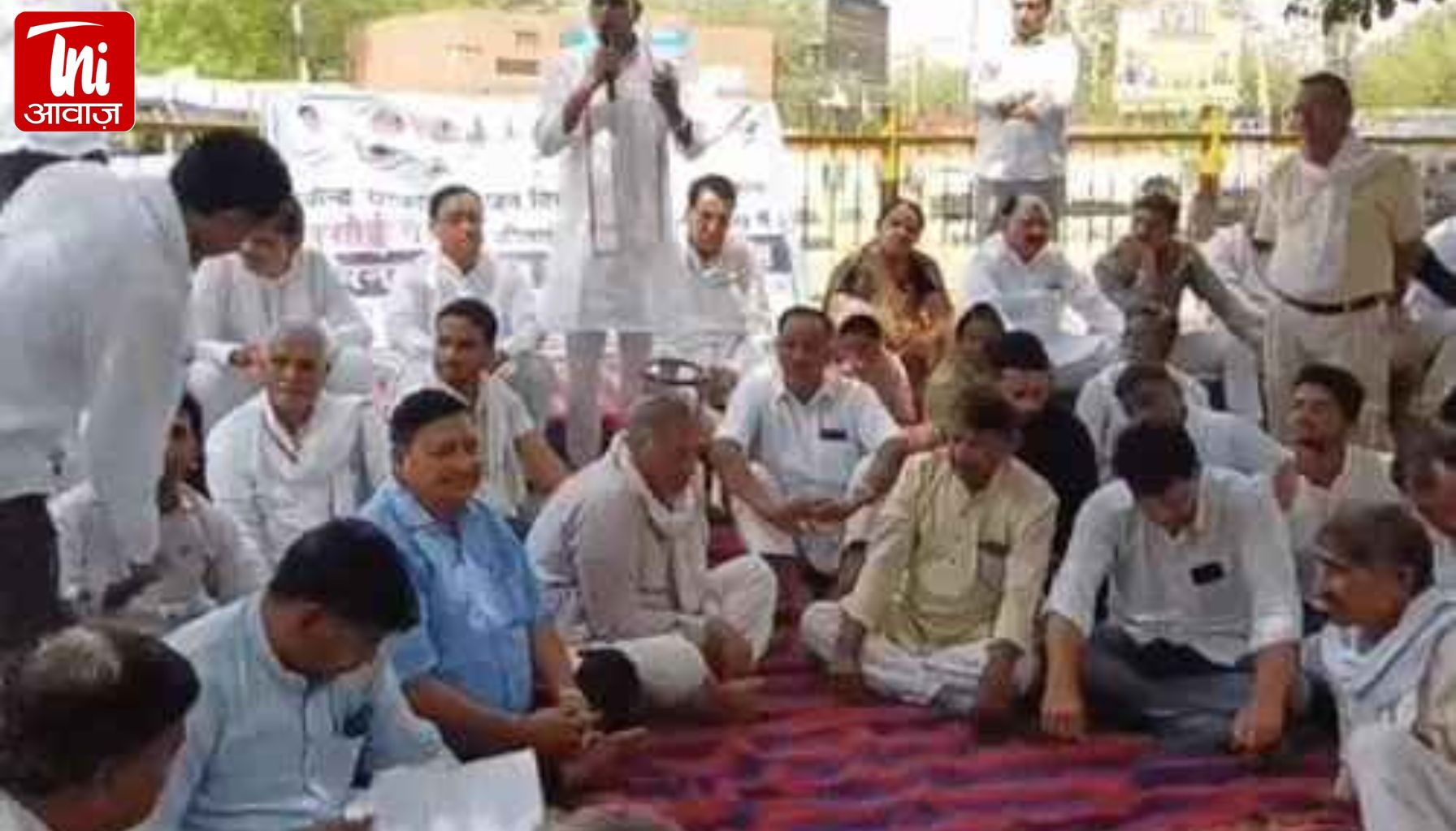 गैस की किल्लत पर दौसा में फूटा गुस्सा! कांग्रेस का धरना-प्रदर्शन, पीएम का पुतला फूंका