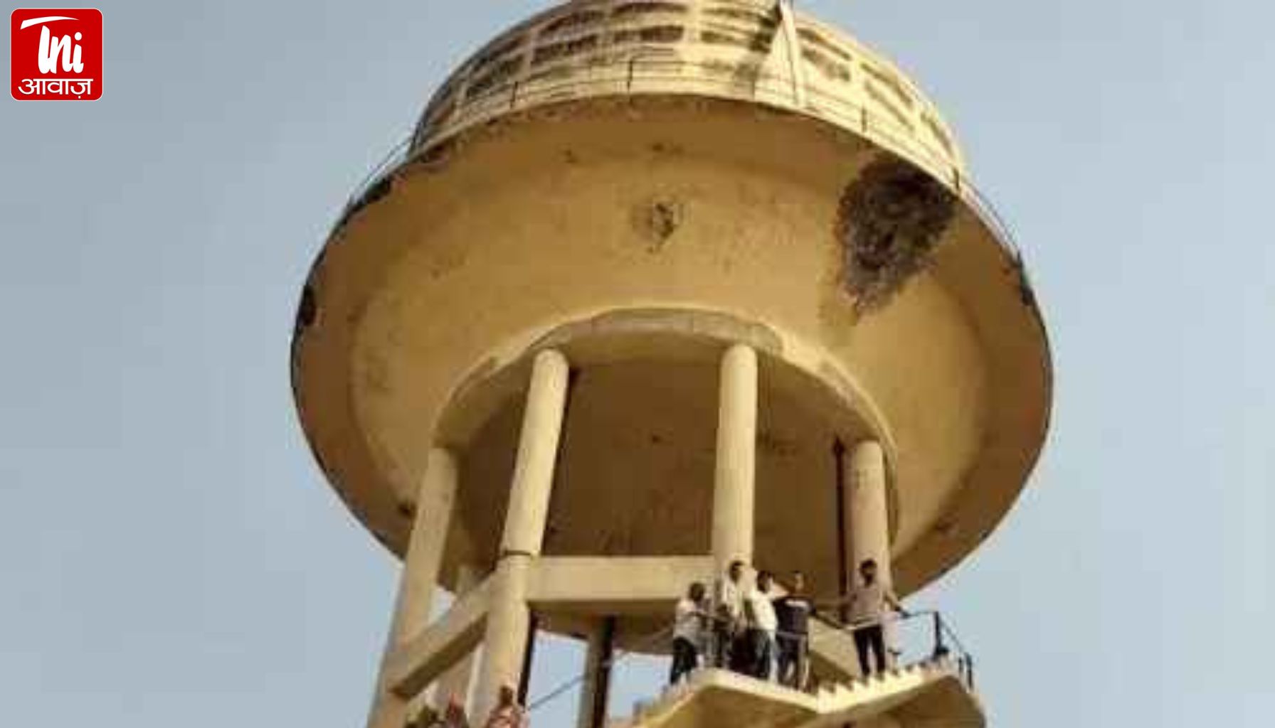 सीकर में पानी की किल्लत: टंकी पर चढ़े लोग, तीन महीने से नहीं मिल रहा पानी