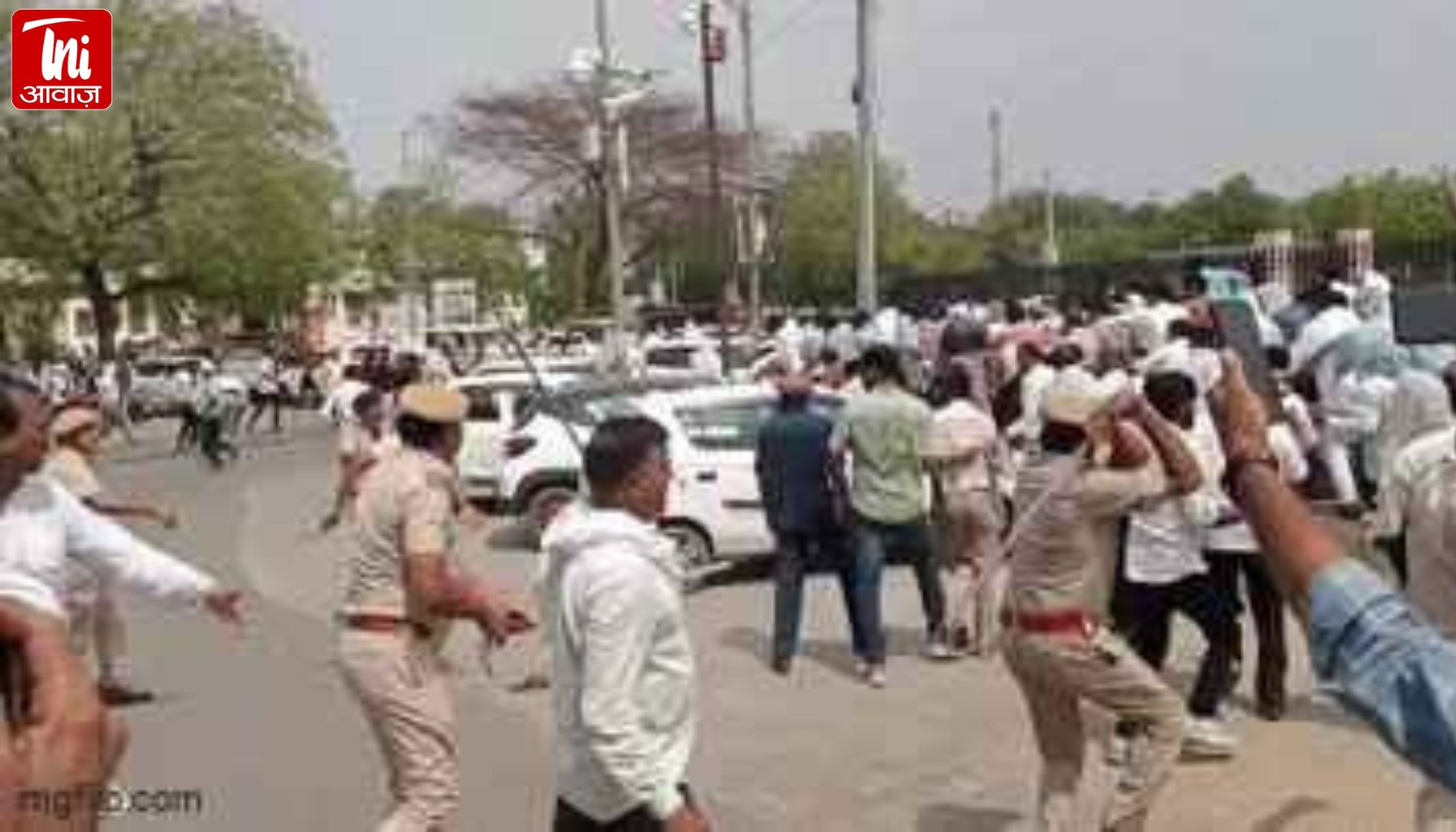 झुंझुनू में लाठीचार्ज: कलेक्ट्रेट पर प्रदर्शन कर रहे लोगों को पुलिस ने खदेड़ा, पूर्व मंत्री राजेंद्र सिंह गुढ़ा के साथ धक्का-मुक्की